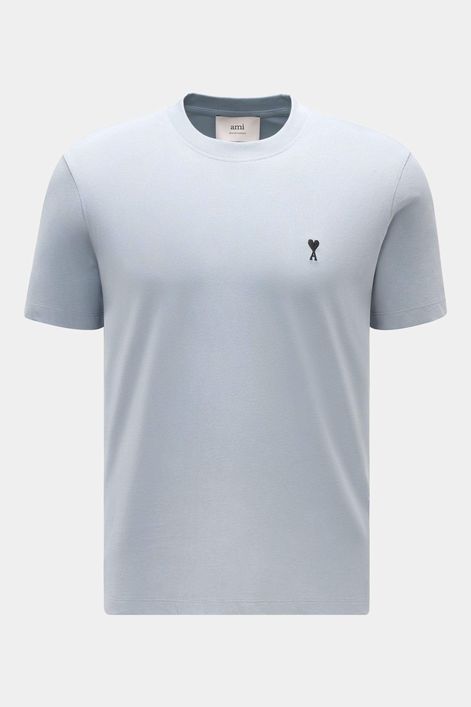 Front view of Ami Paris Rundhals-T-Shirt rauchblau, a slim fit, soft cotton jersey T-shirt with round neckline, black heart-stitching on the chest, and tonal AMI-stitching on the back.

Description:
Klassisches Jersey-Basic vom französischen Label AMI 