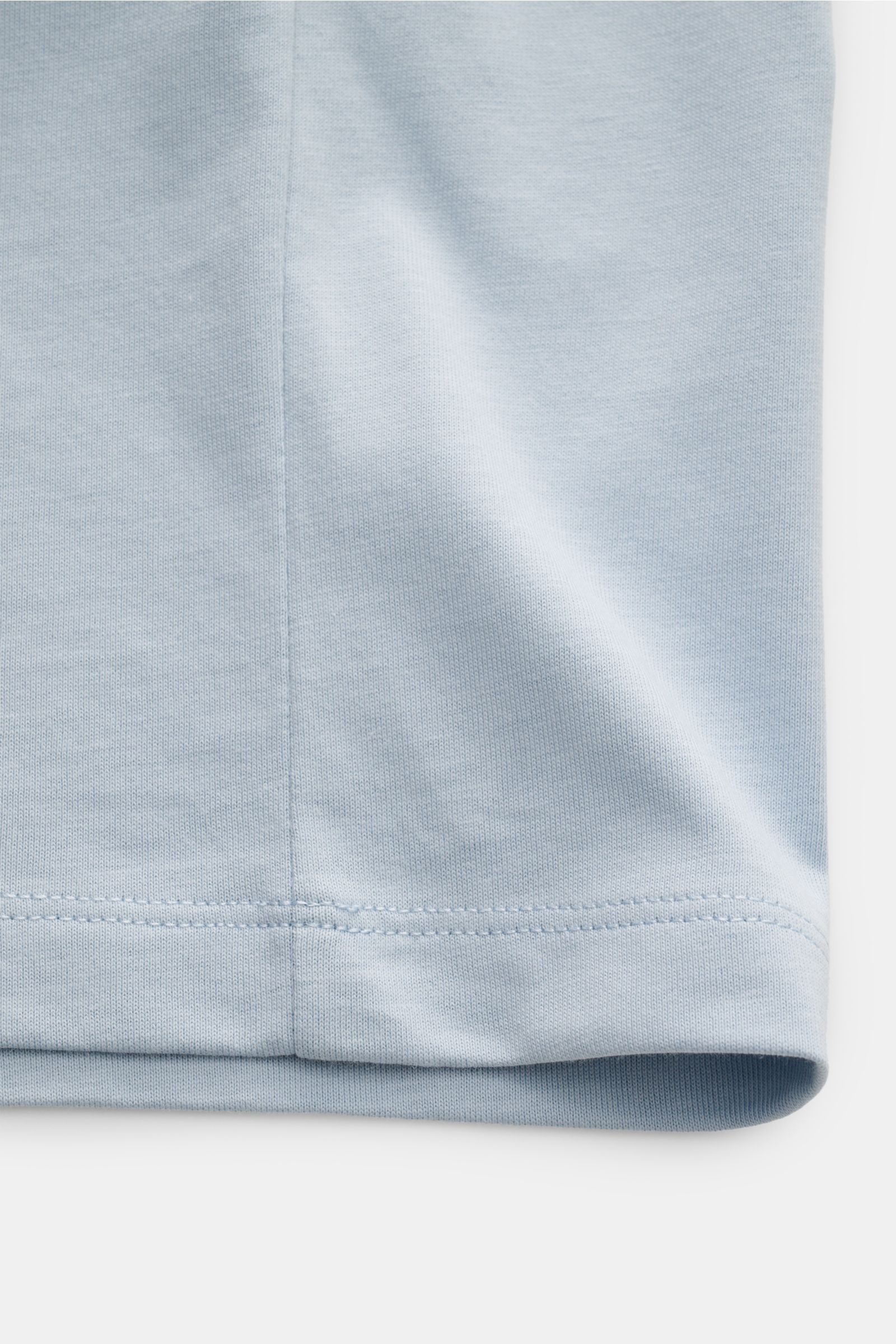 Close-up front view of the Ami Paris Rundhals-T-Shirt rauchblau showing soft, pure cotton jersey fabric with slim fit, round neckline, heart stitching on the chest, and tonal AMI stitching on the back. 

Klassisches Jersey-Basic vom französischen Label