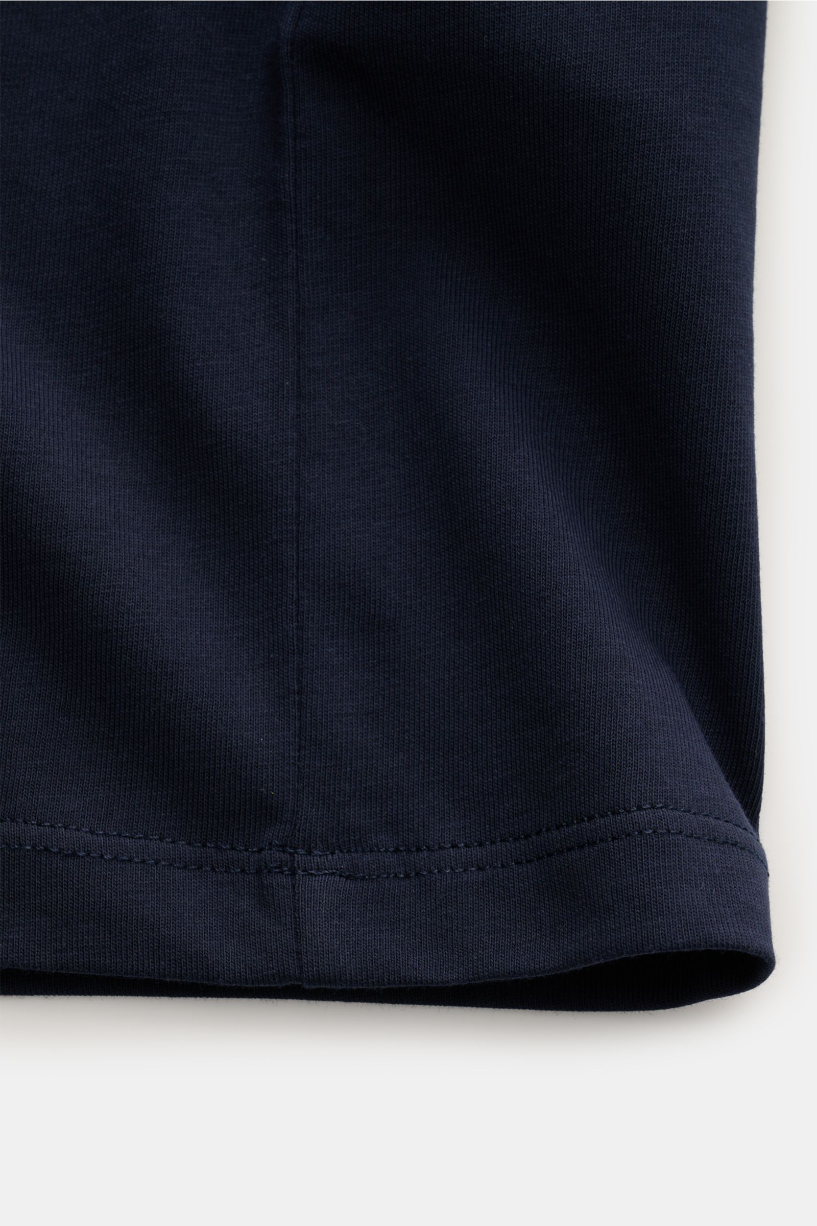 Ami Paris Rundhals-T-Shirt navy, Detailaufnahme des unteren Saums aus reiner Baumwolle, Slim Fit, weicher Griff, Herz-Stitching auf der Brust.