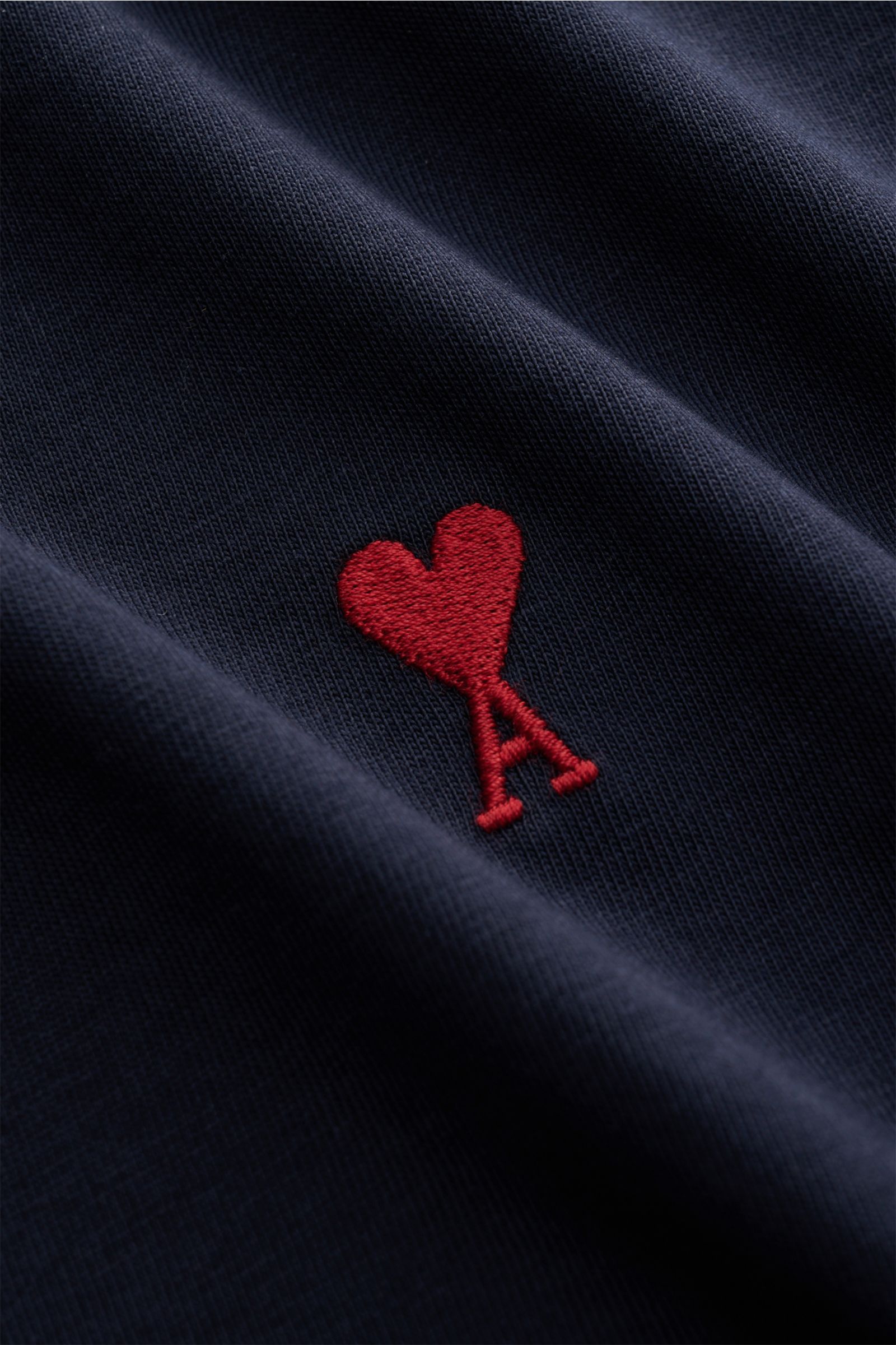 Nahaufnahme des Ami Paris Rundhals-T-Shirt navy aus reiner Baumwolle mit rotem Herz-Stitching auf der Brust, weicher Slim Fit.