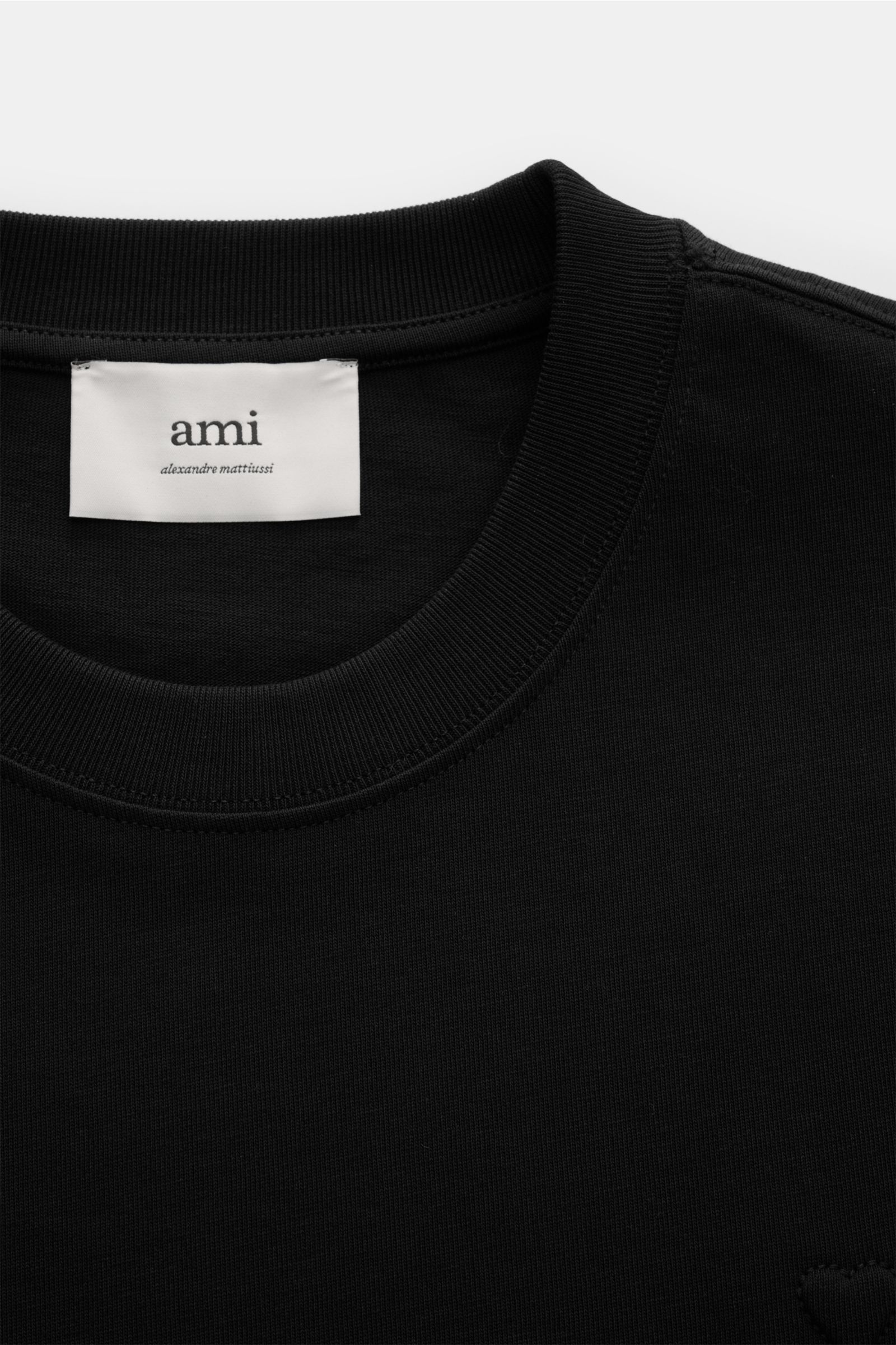 Nahaufnahme des Ami Paris Rundhals-T-Shirt dark navy aus Bio-Baumwolle mit Rundhalsausschnitt und tonalem Herz-Stitching auf der Brust.