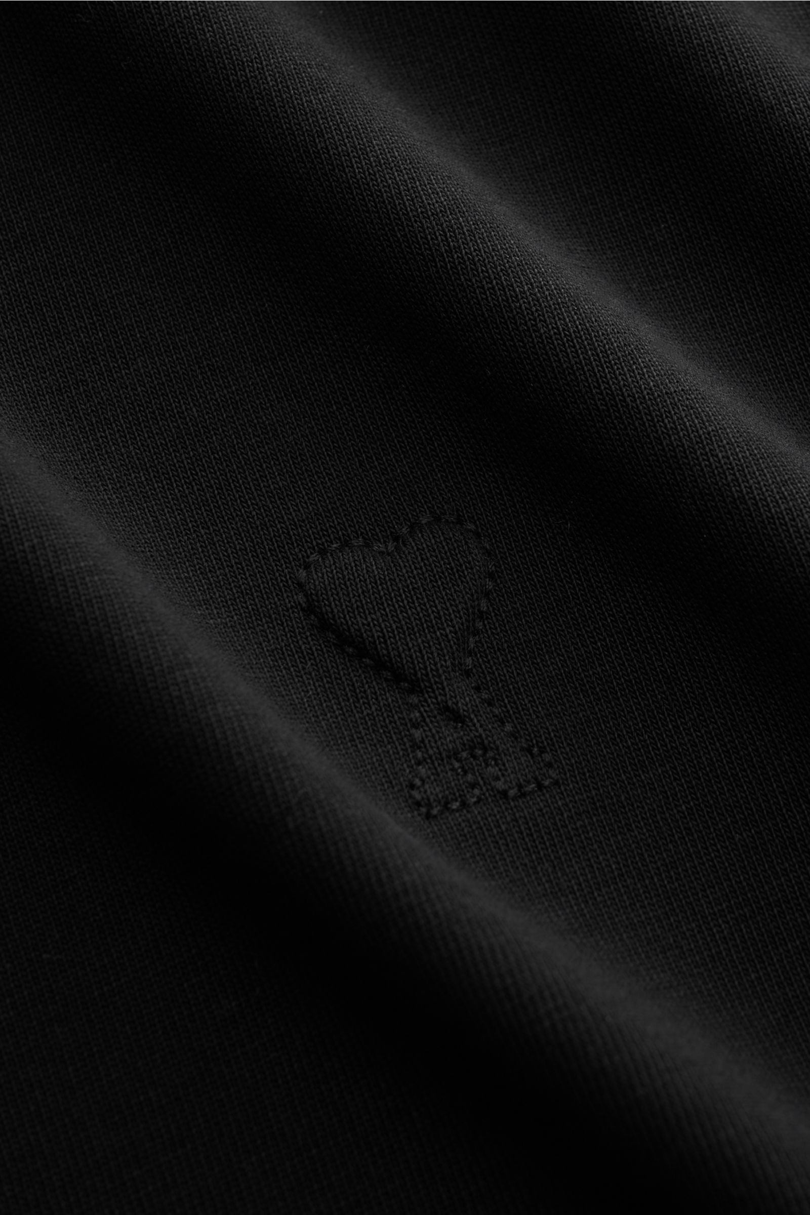 Ami Paris Rundhals-T-Shirt dark navy in Nahaufnahme, monochromes Jersey-Basic aus Bio-Baumwolle mit tonalem Herz-Stitching.