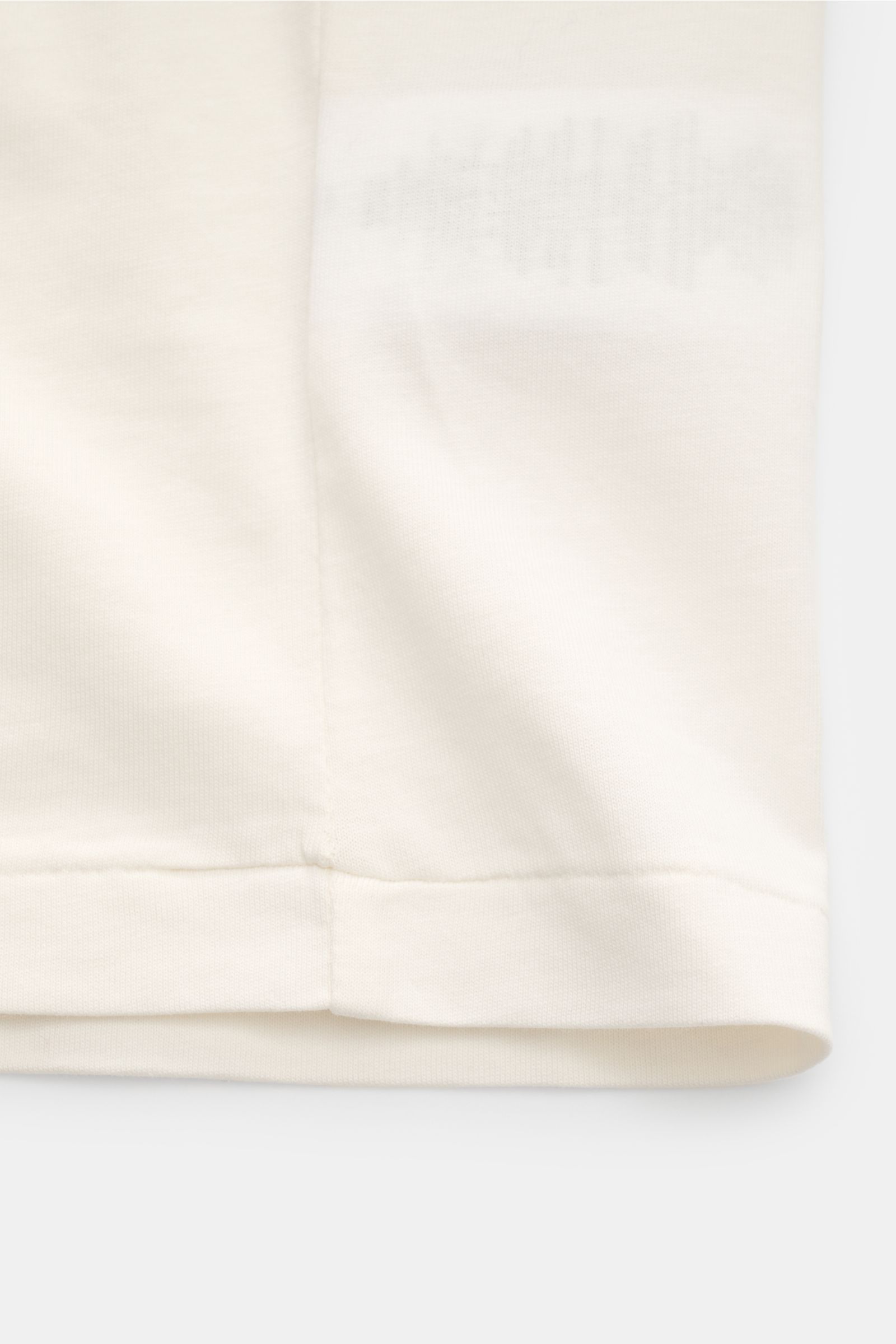 Nahaufnahme des Saums vom Polo Ralph Lauren Rundhals-T-Shirt offwhite aus weichem Baumwoll-Jersey mit Extra Slim Fit und Polo-Bear-Print.