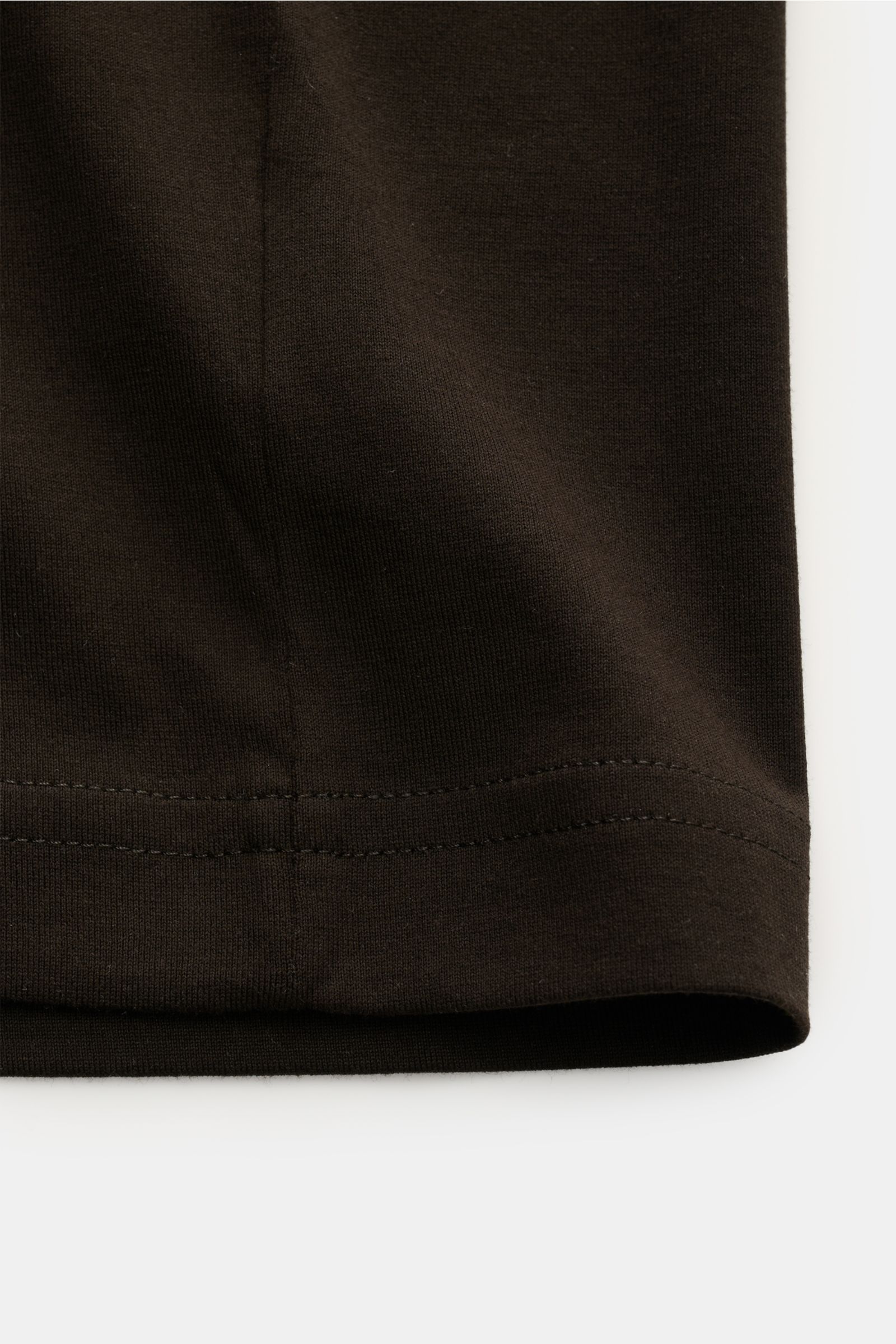 Detailaufnahme des Saumendes vom Stefan Brandt Rundhals-T-Shirt 'Enno' dunkelbraun aus biologischer Pima-Baumwolle, Slim Fit, feiner Jersey-Qualität.