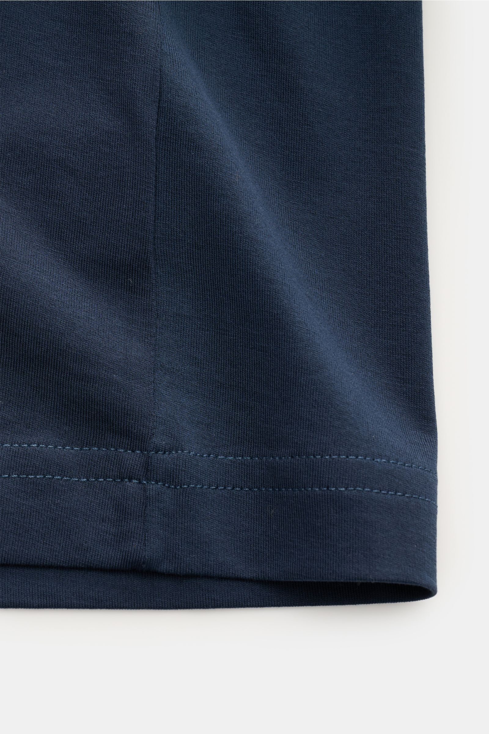 Nahaufnahme des Saums vom Stefan Brandt Rundhals-T-Shirt 'Enno' dark navy aus biologischer Pima-Baumwolle, feine Jersey-Qualität, Slim Fit, sehr weicher, seidiger Griff, farbecht und formstabil.