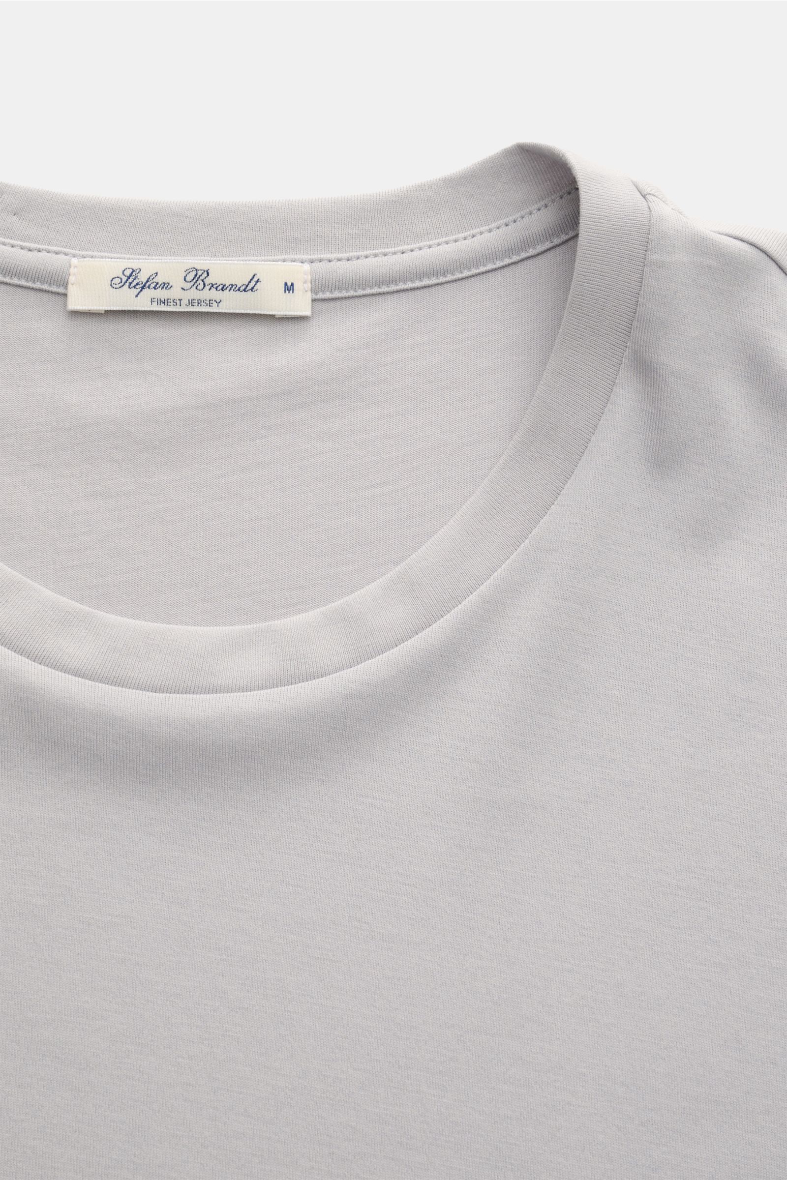 Stefan Brandt Rundhals-T-Shirt 'Enno' hellgrau, Detailaufnahme von oben, Slim Fit, feinste organische Pima-Baumwolle, weicher Jersey, farbecht, formstabil.
