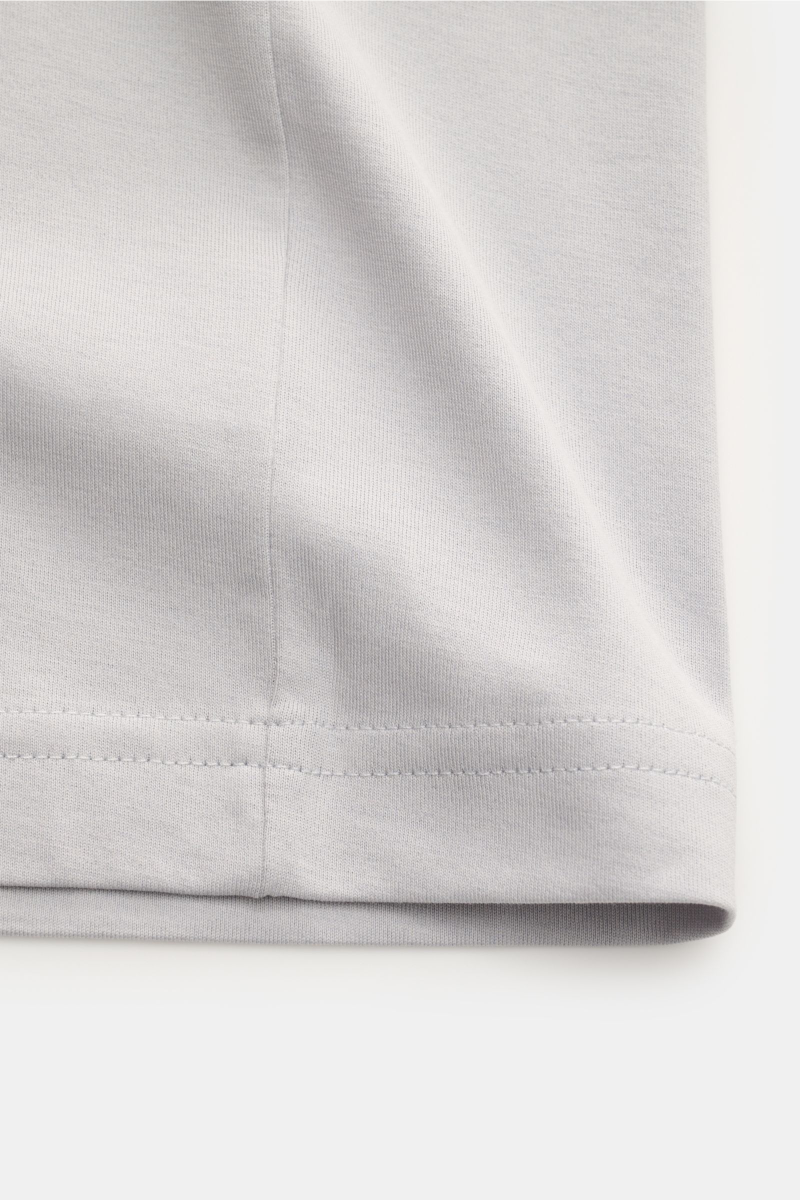 Nahaufnahme der Saum-Naht des Stefan Brandt Rundhals-T-Shirt 'Enno' hellgrau, Slim Fit aus biologischer Pima-Baumwolle.