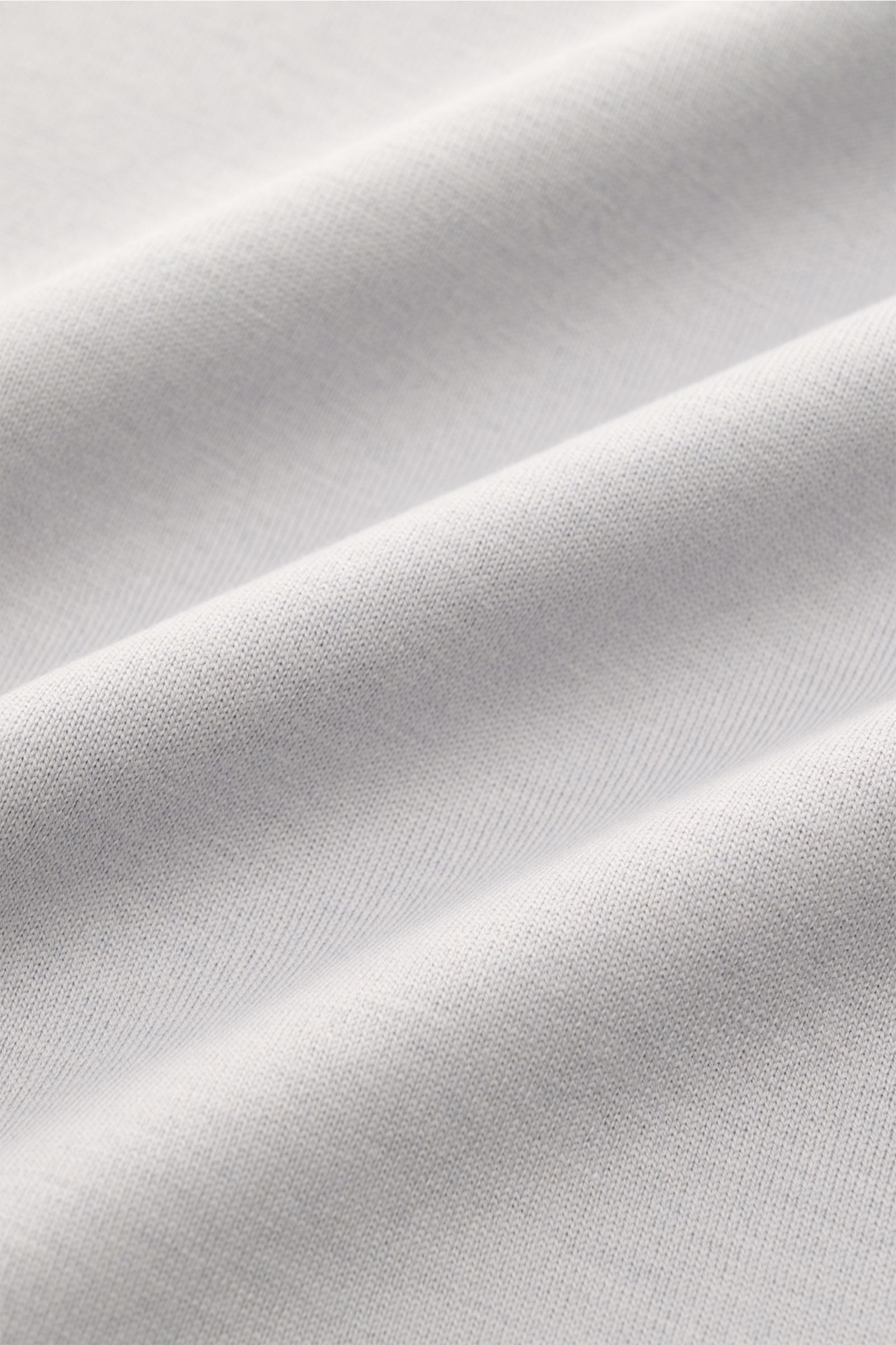Stefan Brandt Rundhals-T-Shirt 'Enno' hellgrau, Nahaufnahme der feinen Jersey-Qualität aus weicher, biologischer Pima-Baumwolle, Slim Fit.