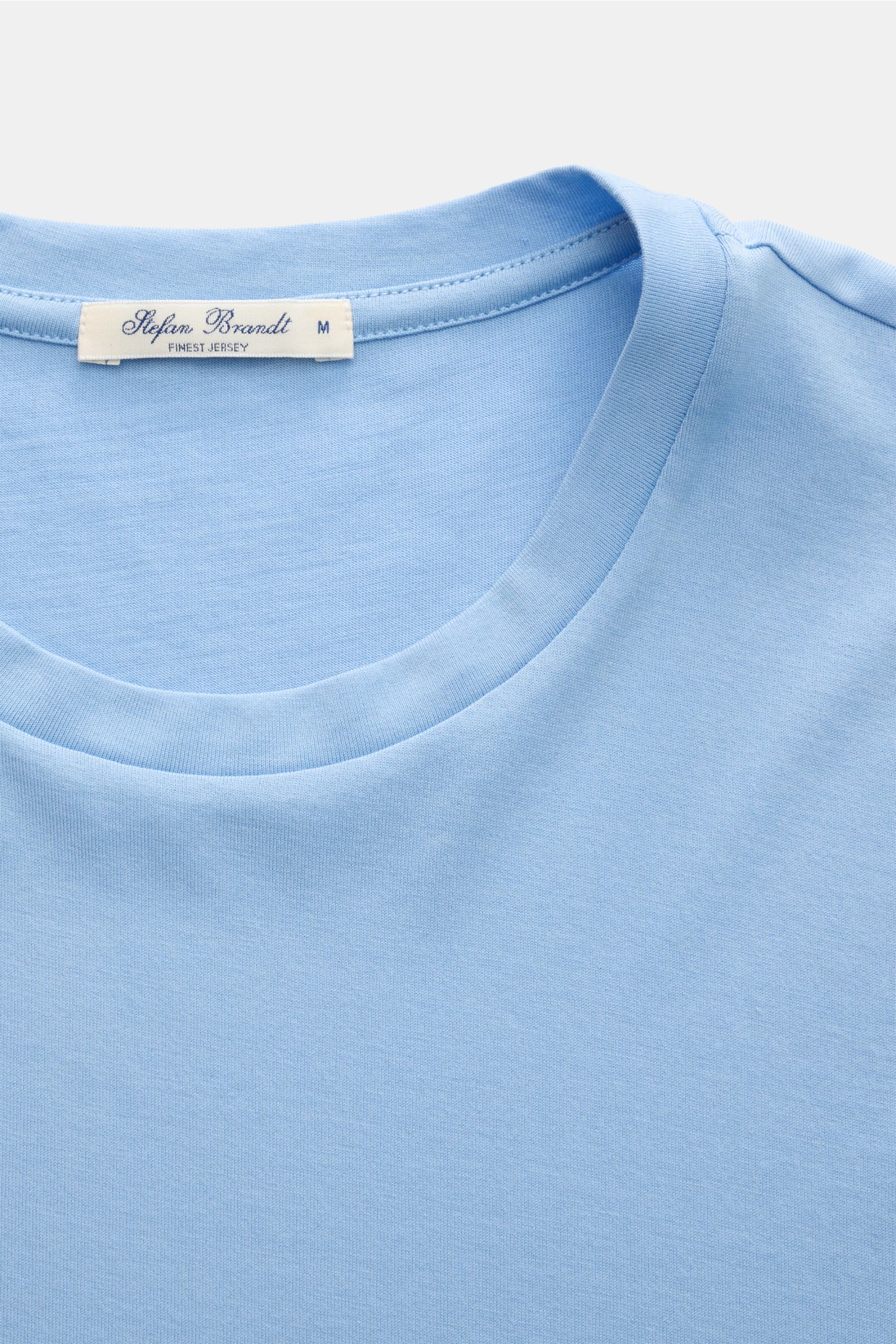 Stefan Brandt Rundhals-T-Shirt 'Enno' hellblau, Slim Fit, aus biologischer Pima-Baumwolle, feine Jersey-Qualität, weicher Griff, Nahaufnahme des Rundhalsausschnitts von oben.