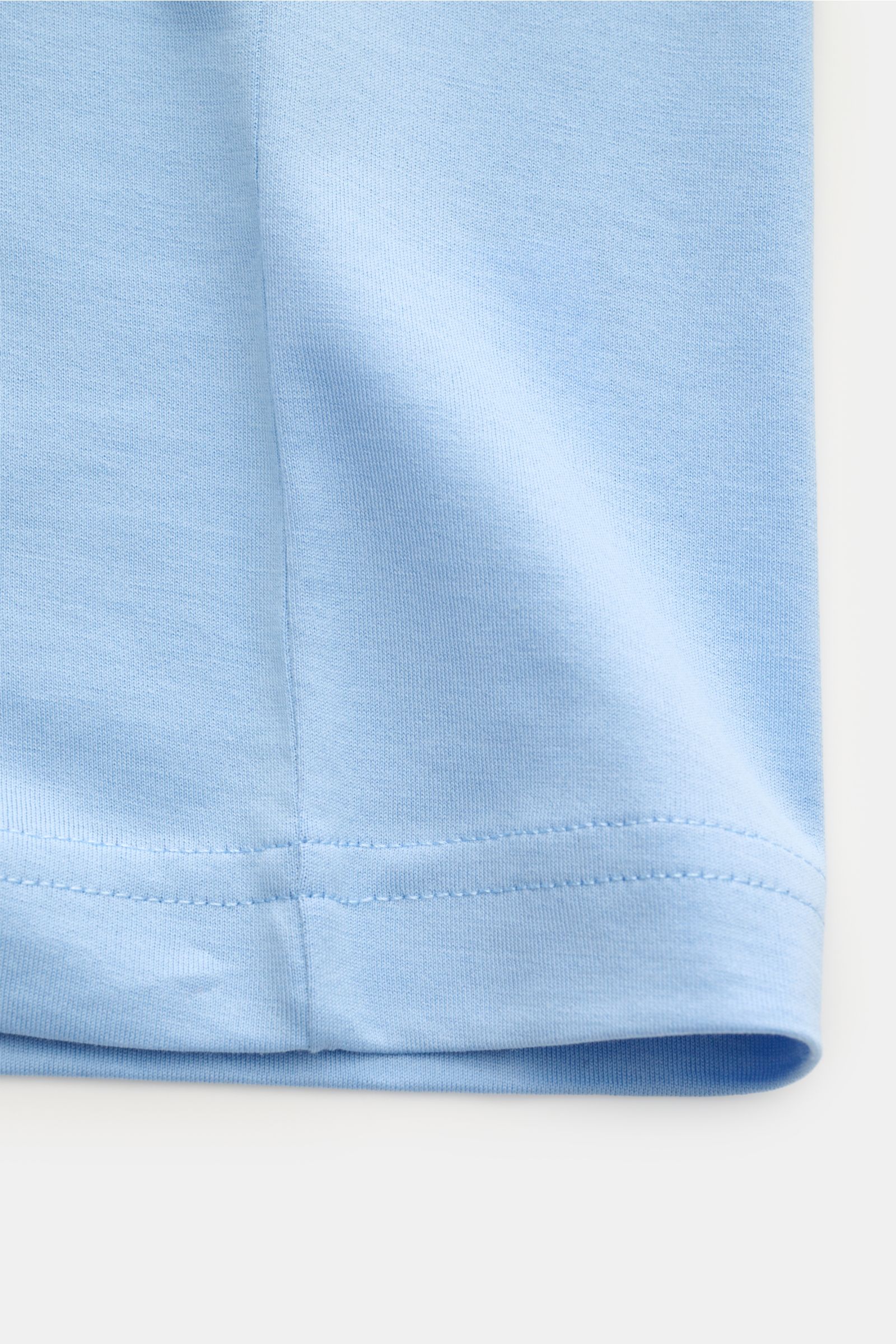 Nahaufnahme des Saums vom Stefan Brandt Rundhals-T-Shirt 'Enno' hellblau aus feiner, formstabiler, biologischer Pima-Baumwolle im Slim Fit.