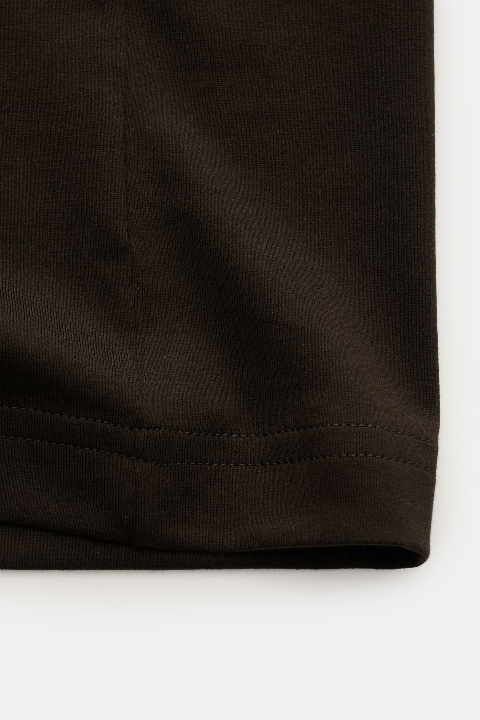 Nahaufnahme des Saumabschnitts vom Stefan Brandt V-Neck T-Shirt 'Artur' dunkelbraun, gefertigt aus weicher, biologischer Pima-Baumwolle in feiner Jersey-Qualität mit Slim Fit und seidigem Griff.