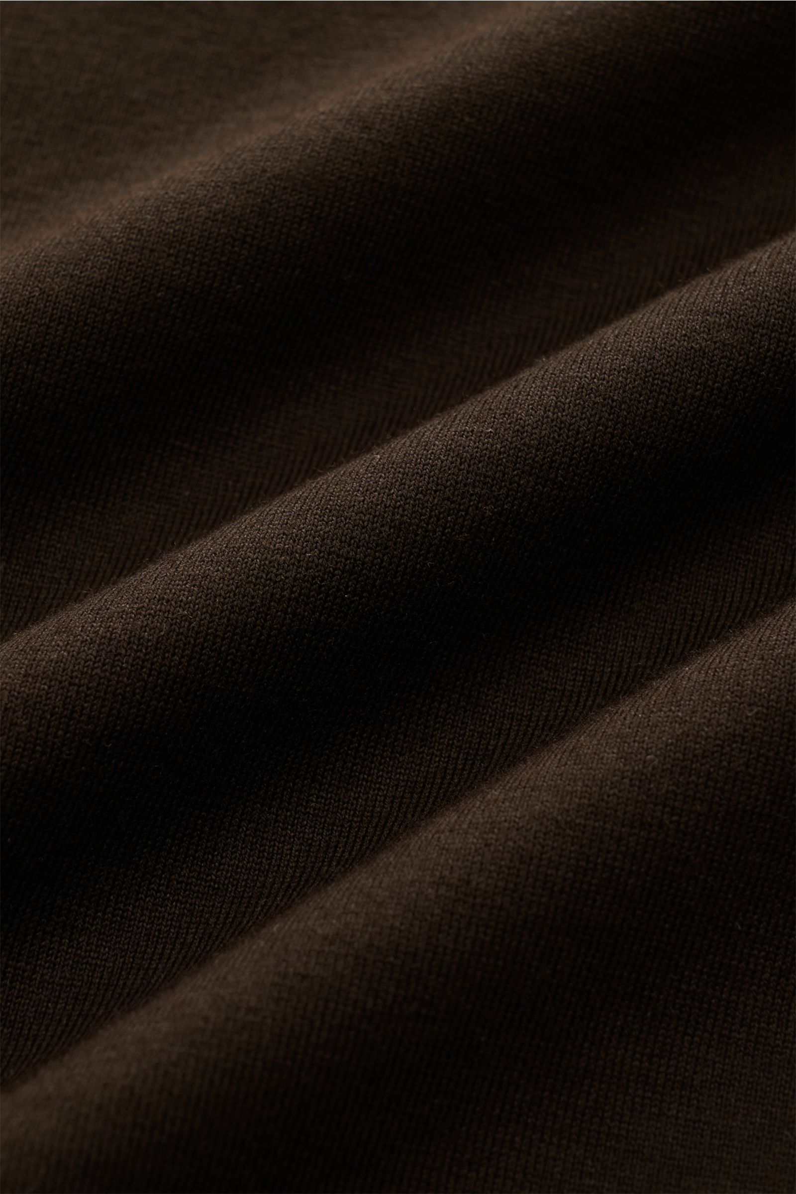 Nahaufnahme des dunkelbraunen Stoffes des Stefan Brandt V-Neck T-Shirts 'Artur' aus weicher Pima-Baumwolle, feine Jersey-Qualität.