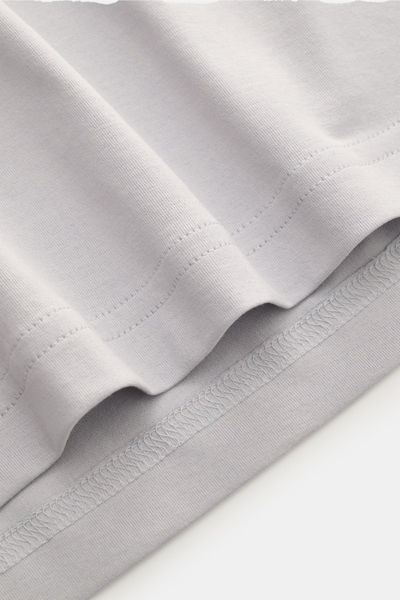 Nahaufnahme des Saums vom Stefan Brandt V-Neck T-Shirt 'Artur' hellgrau, aus weicher, biologischer Pima-Baumwolle, feiner Jersey-Qualität.