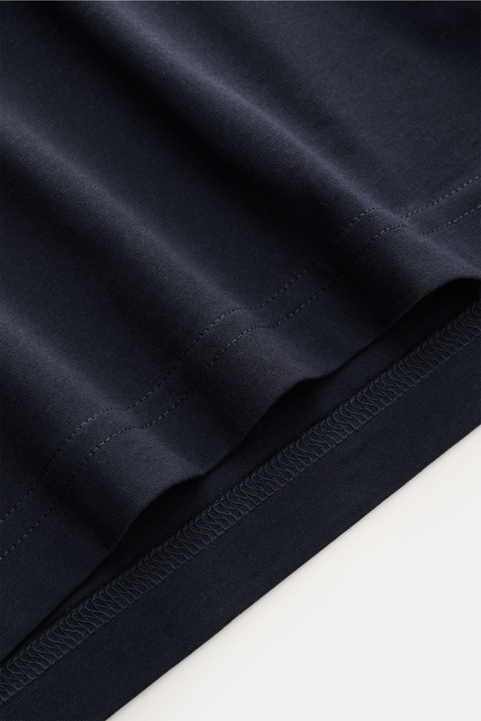 Nahaufnahme des Saumstichs vom Stefan Brandt Rundhals-T-Shirt 'Eli' dark navy aus weichem Pima-Baumwolle-Jersey, Slim Fit, Rundhalsausschnitt.