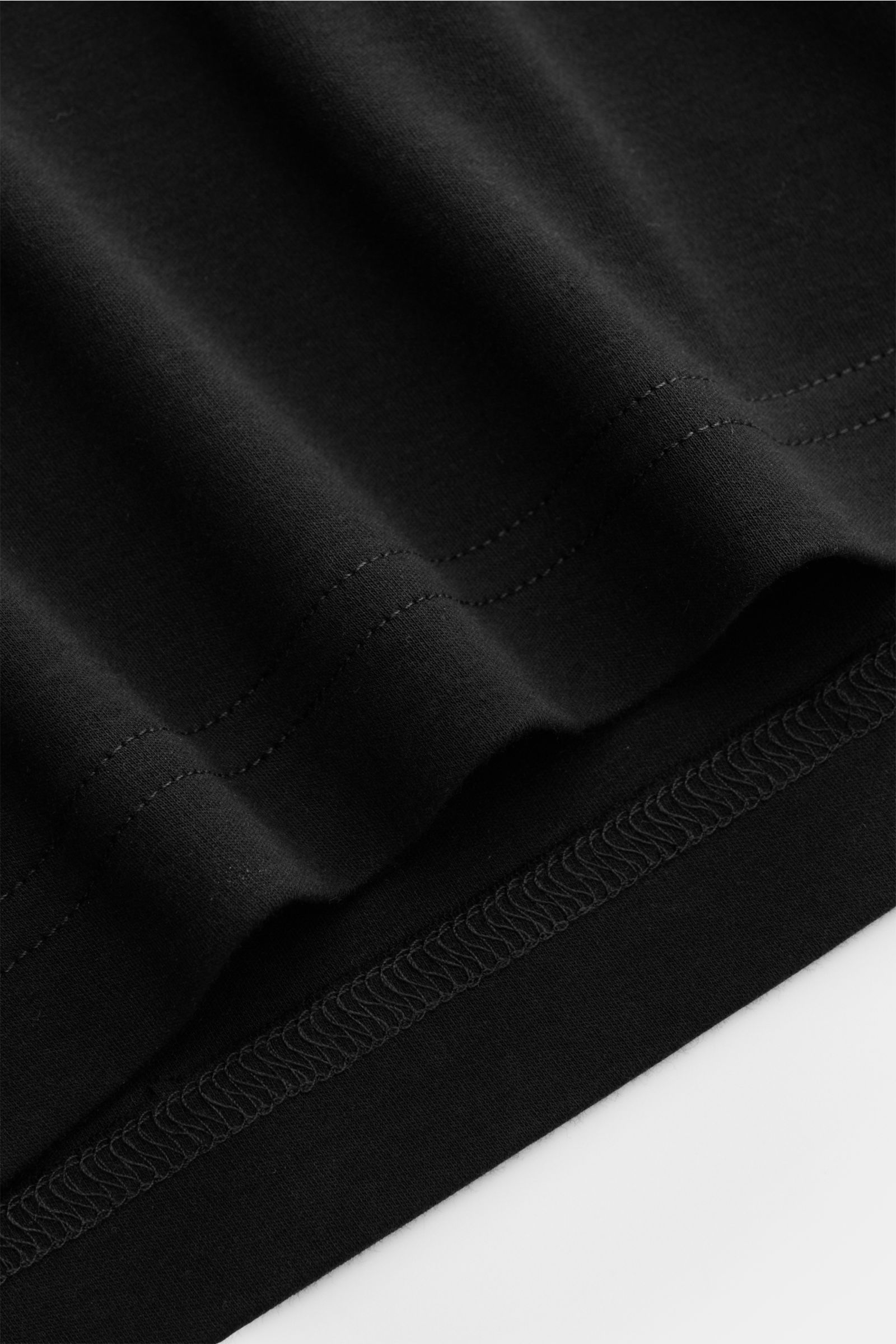 Nahaufnahme des schwarzen Stefan Brandt Rundhals-T-Shirts 'Sea Island Eli' aus weichem Sea-Island-Baumwoll-Jersey, Slim Fit, Rundhalsausschnitt.