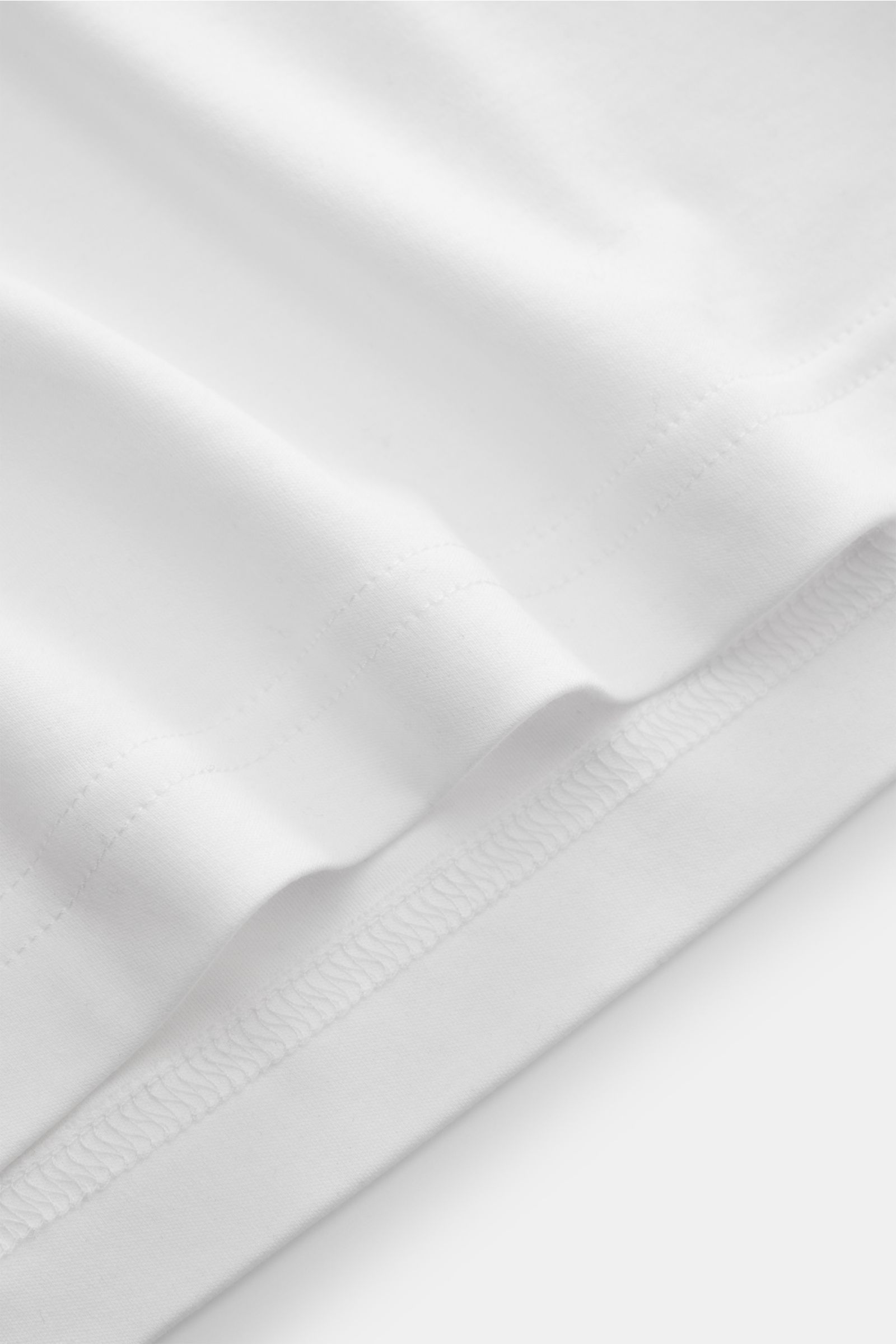 Nahaufnahme des weißen Stefan Brandt Rundhals-T-Shirts 'Sea Island Eli' aus reiner Sea-Island-Baumwolle mit weichem Griff, Slim Fit und Rundhalsausschnitt.