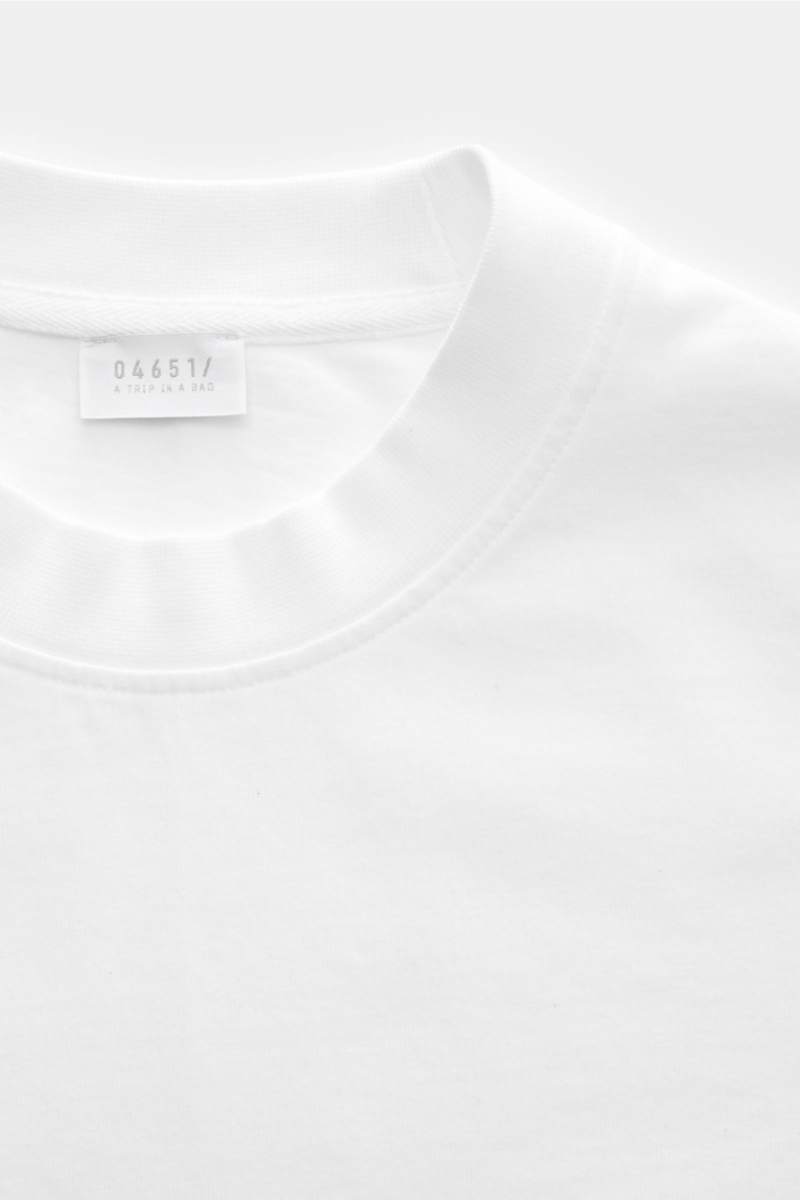 04651/ A trip in a bag Rundhals-T-Shirt 'Nunu Tee' weiß, Nahaufnahme von Rundhalsausschnitt aus weichem Baumwoll-Jersey, Oversized-Fit.