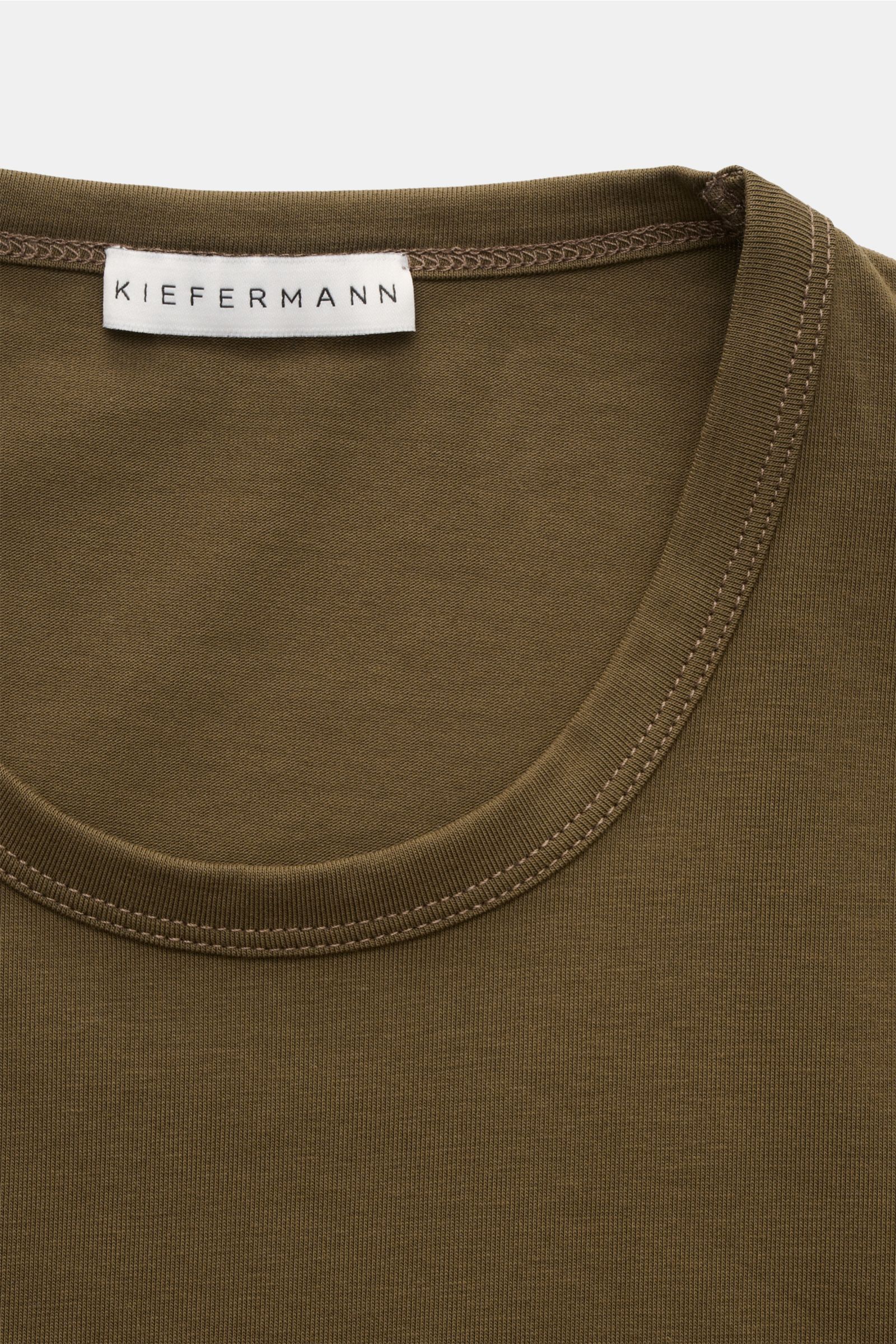 Nahaufnahme des olivgrünen Kiefermann Rundhals-T-Shirt 'Lehon' mit Rundhalsausschnitt, softe Baumwolle mit Stretch-Anteil, elastische Qualität, weicher Griff, Slim Fit.