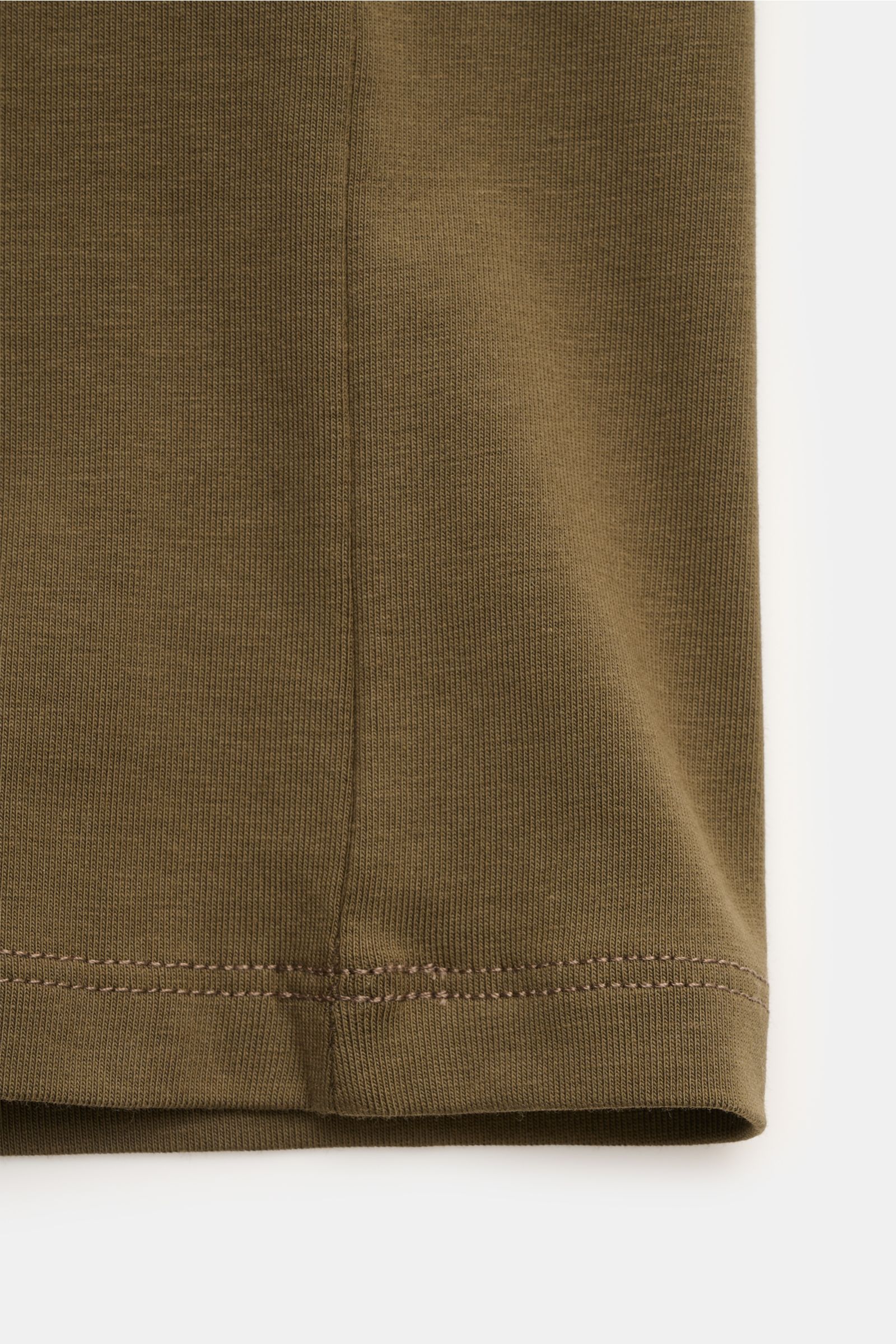 Nahaufnahme des Saums vom Kiefermann Rundhals-T-Shirt 'Lehon' oliv, aus weicher, elastischer Baumwolle mit Stretch-Anteil, Slim Fit und Rundhalsausschnitt.