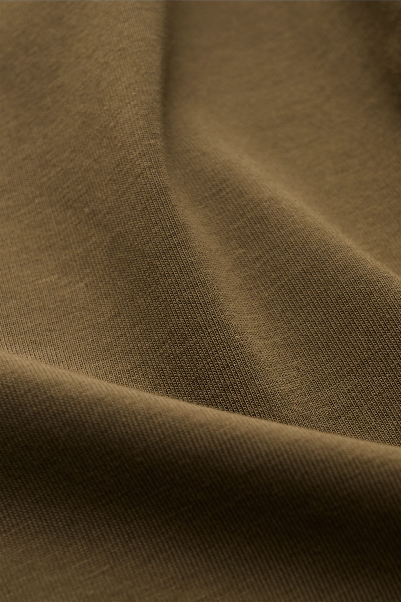 Nahaufnahme des Kiefermann Rundhals-T-Shirts 'Lehon' oliv von schräg oben, zeigt softe Baumwolle mit Stretch-Anteil, elastische Qualität, weichen Griff, Slim Fit und Rundhalsausschnitt.