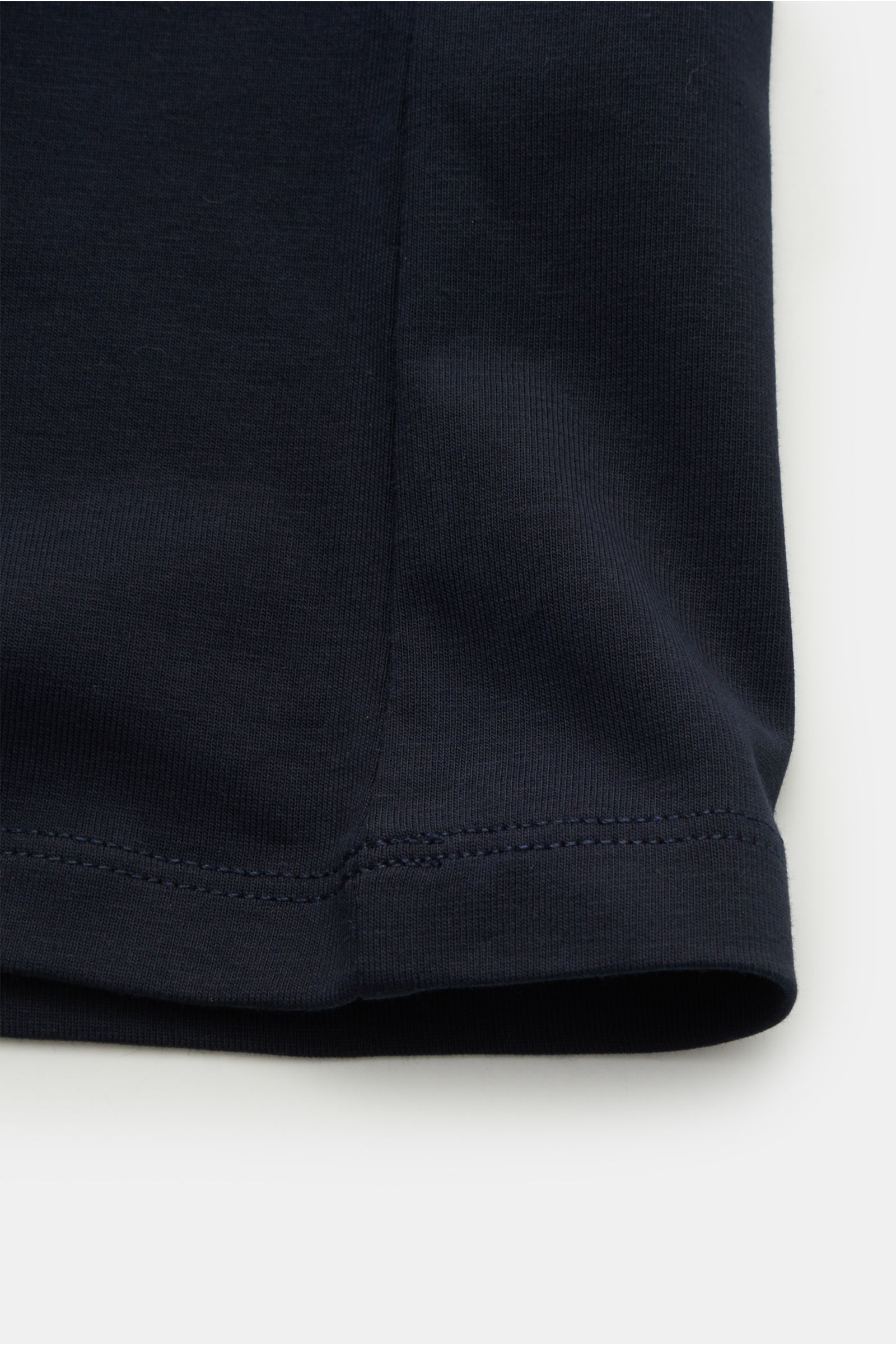 Close-up view of the hem and side seam of the Kiefermann Crew neck T-shirt 'Lehon' navy, showing soft cotton, elasticated fabric, soft feel, extra slim fit, and crew neck design.
