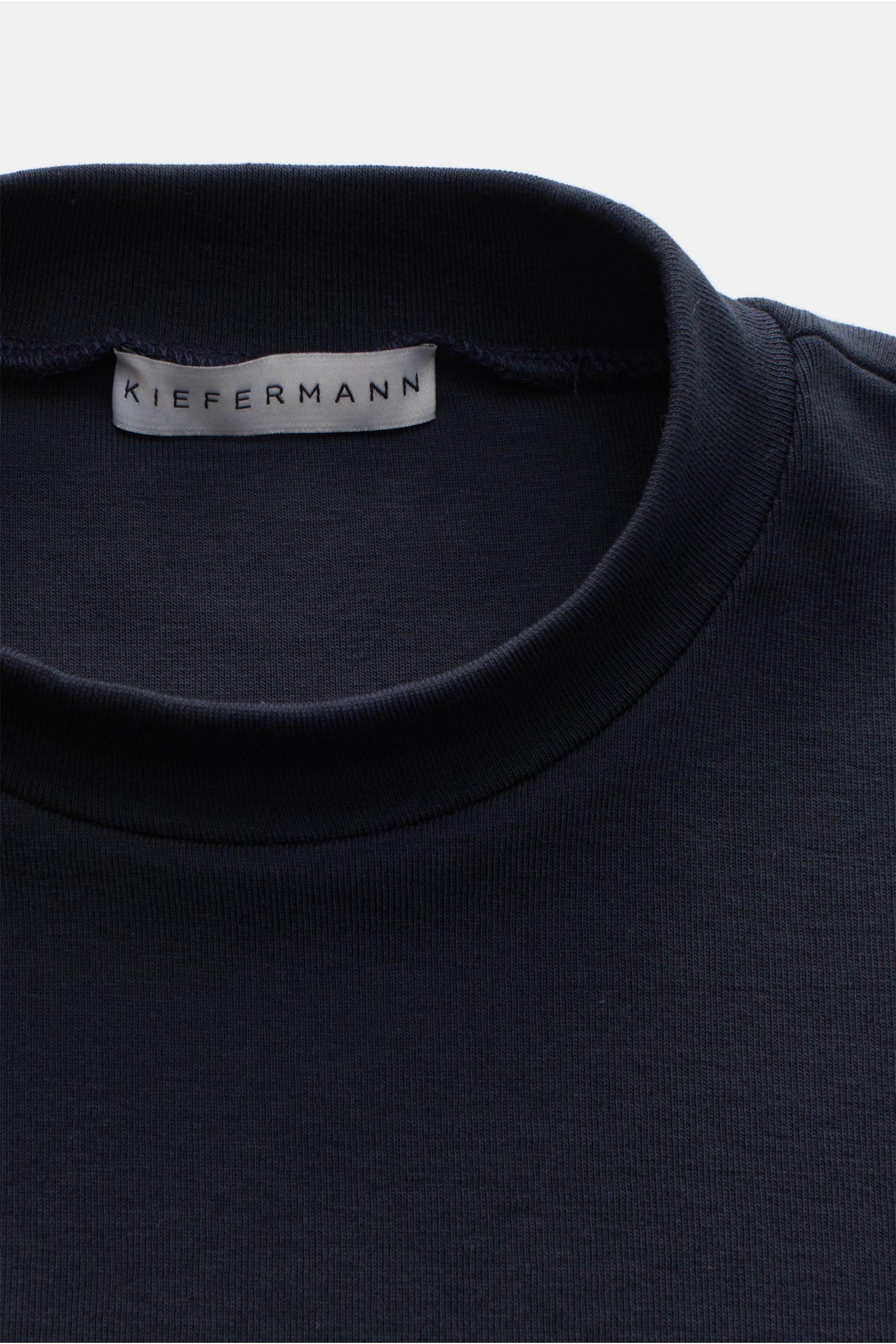 Close-up front view of the Kiefermann Rundhals-T-Shirt 'Paddys' navy showing the round neckline and fabric texture. Das T-Shirt 'Paddys' von KIEFERMANN setzt ganz auf hochwertige, elastische Baumwolle mit angenehmem Griff und zeigt, worauf es bei einem