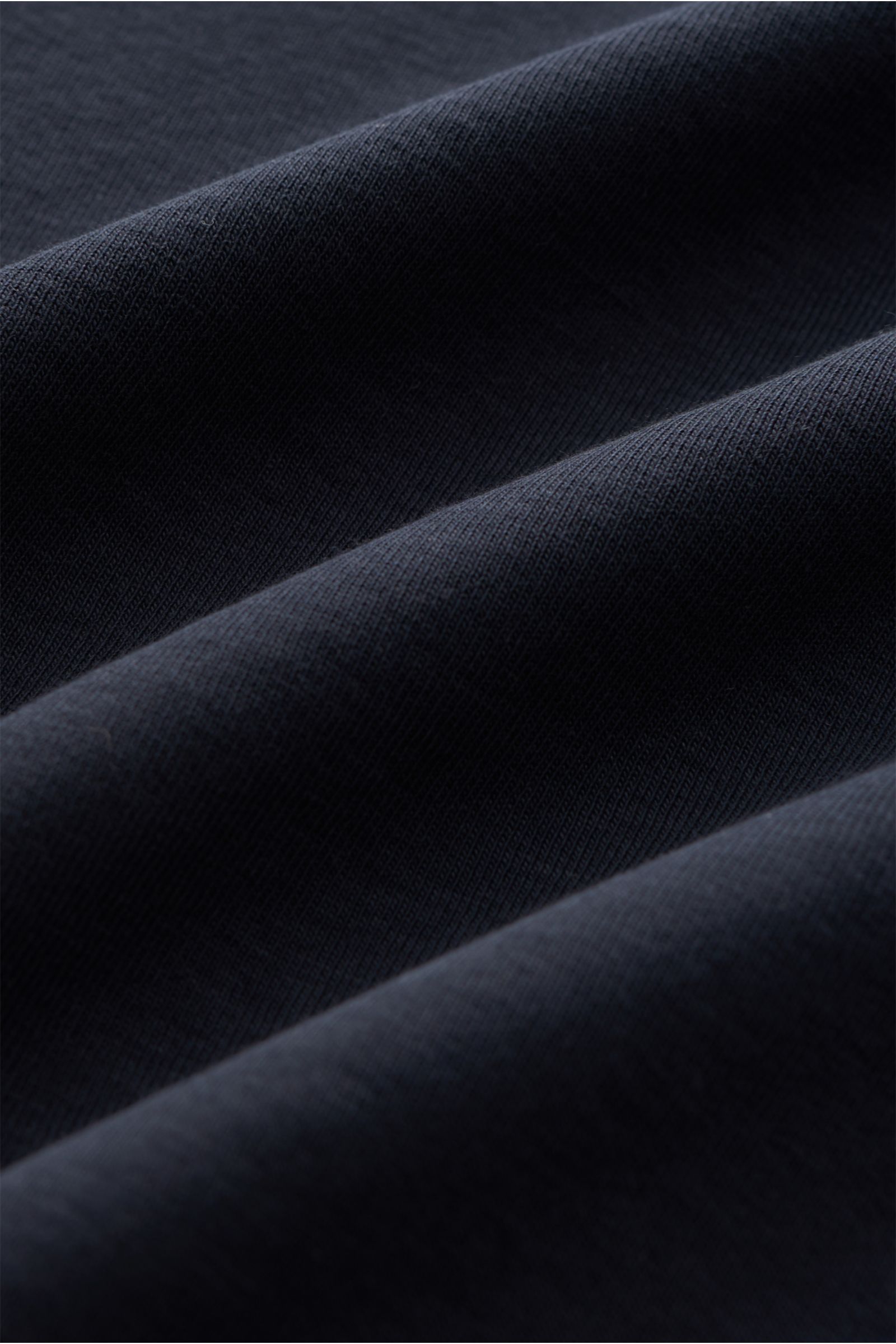 Close-up fabric detail of the Kiefermann Rundhals-T-Shirt 'Paddys' navy, showing soft, slightly elastic pure cotton from a side angle. Das T-Shirt 'Paddys' von KIEFERMANN setzt ganz auf hochwertige, elastische Baumwolle mit angenehmem Griff und zeigt, 