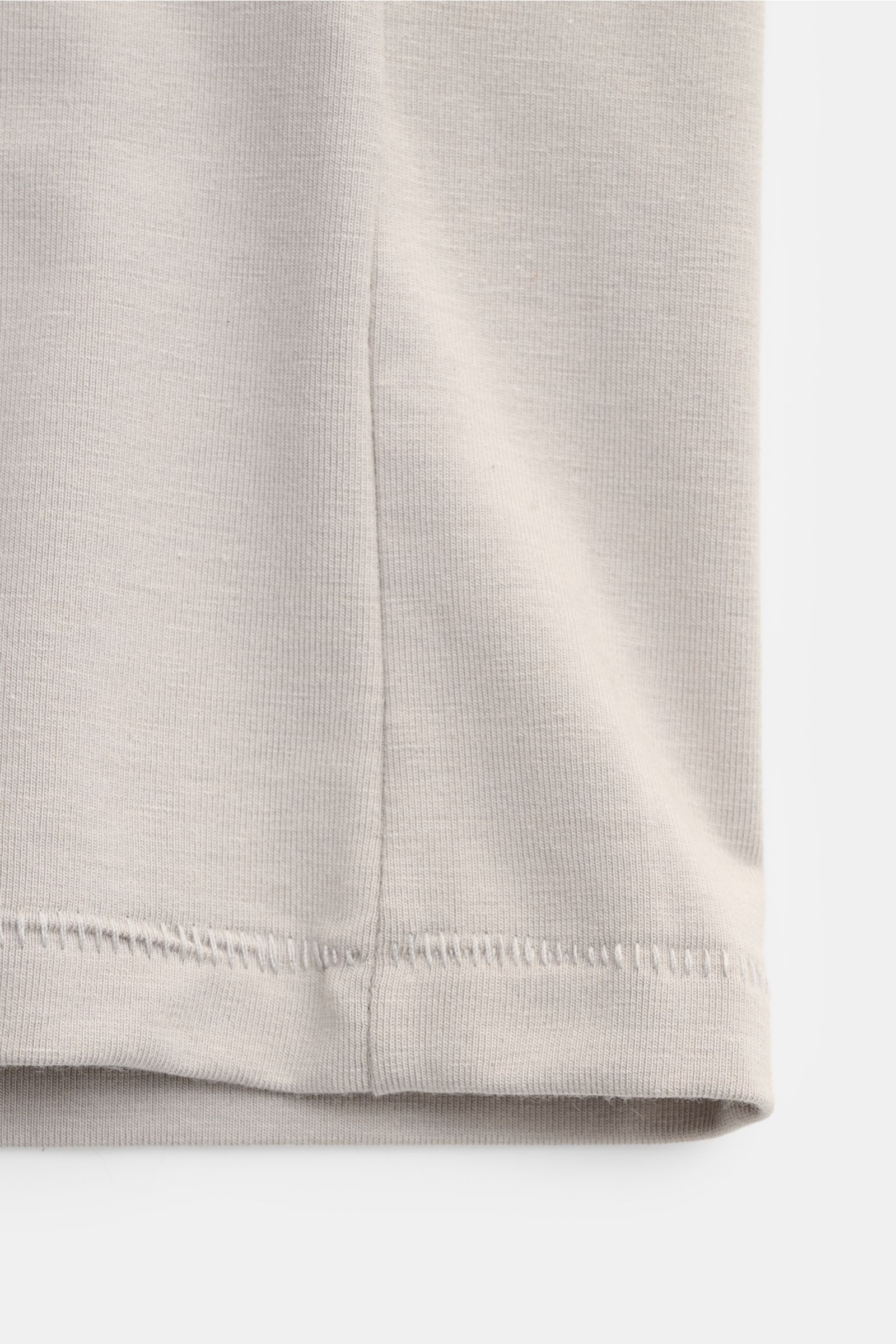 Kiefermann Rundhals-T-Shirt 'Herons' hellgrau, Detailaufnahme Saum und Seitennaht, Modal-Baumwolle-Mix, Slim Fit, weicher Griff.