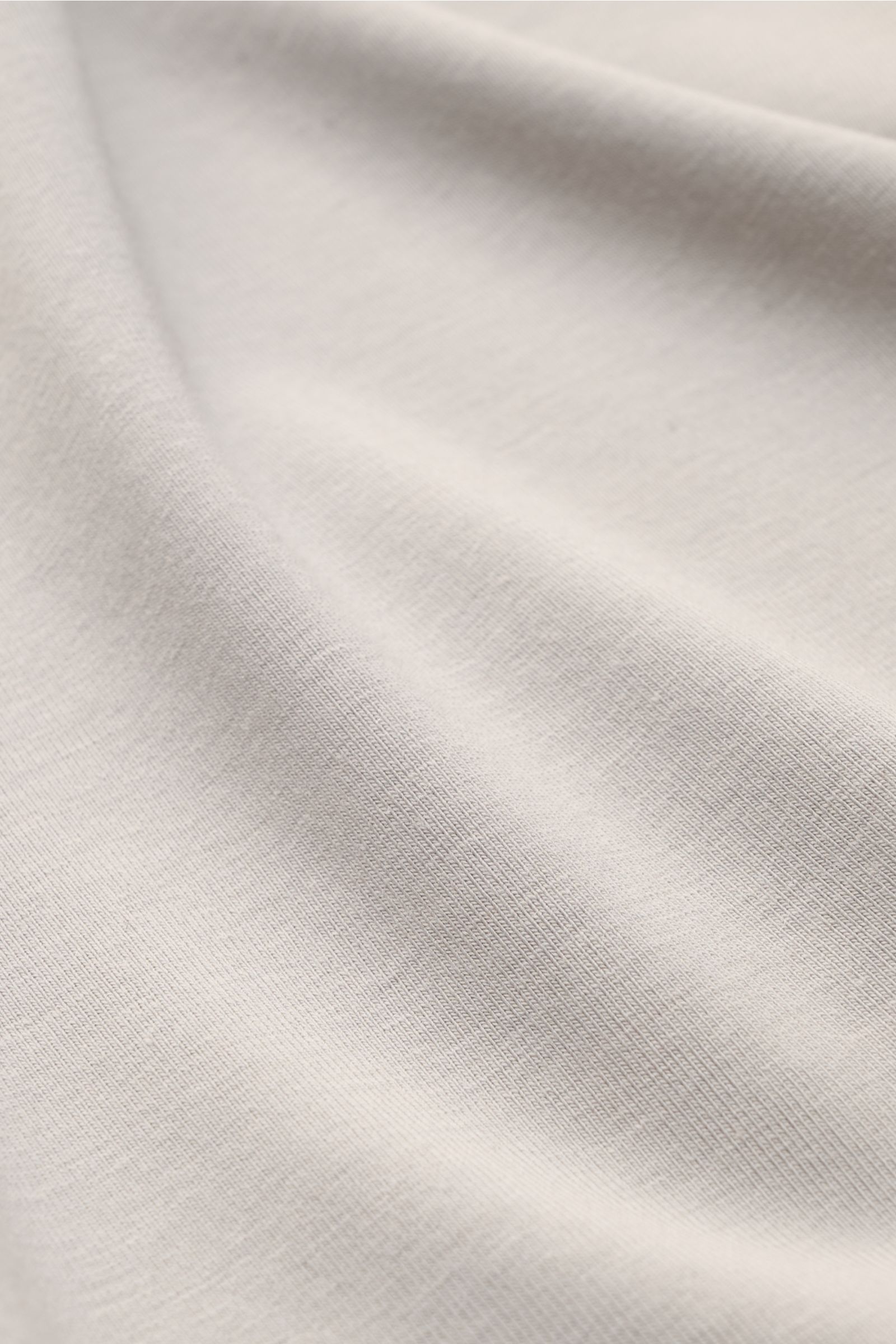 Kiefermann Rundhals-T-Shirt 'Herons' hellgrau, Detailaufnahme des weichen Modal-Baumwoll-Jerseys mit leichtem Glanz und elastischer Slim-Fit-Qualität.