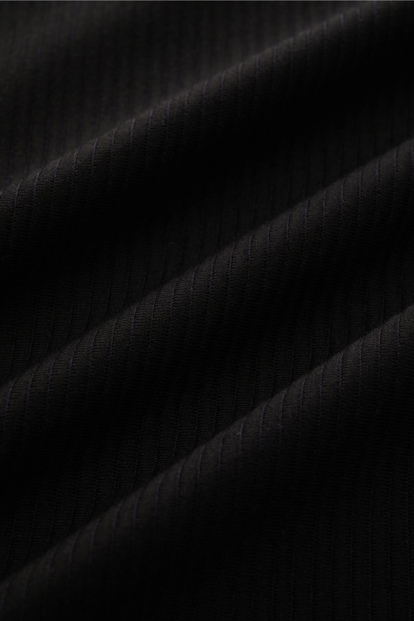 Close-up, angled view of the rib-knit fabric of the Kiefermann Crew neck T-shirt 'Wardeno' black, showing the elasticated, smooth feel blend of viscose and microfiber.

The 'Wardeno' T-shirt by KIEFERMANN is constructed entirely from a heavy, stretch v