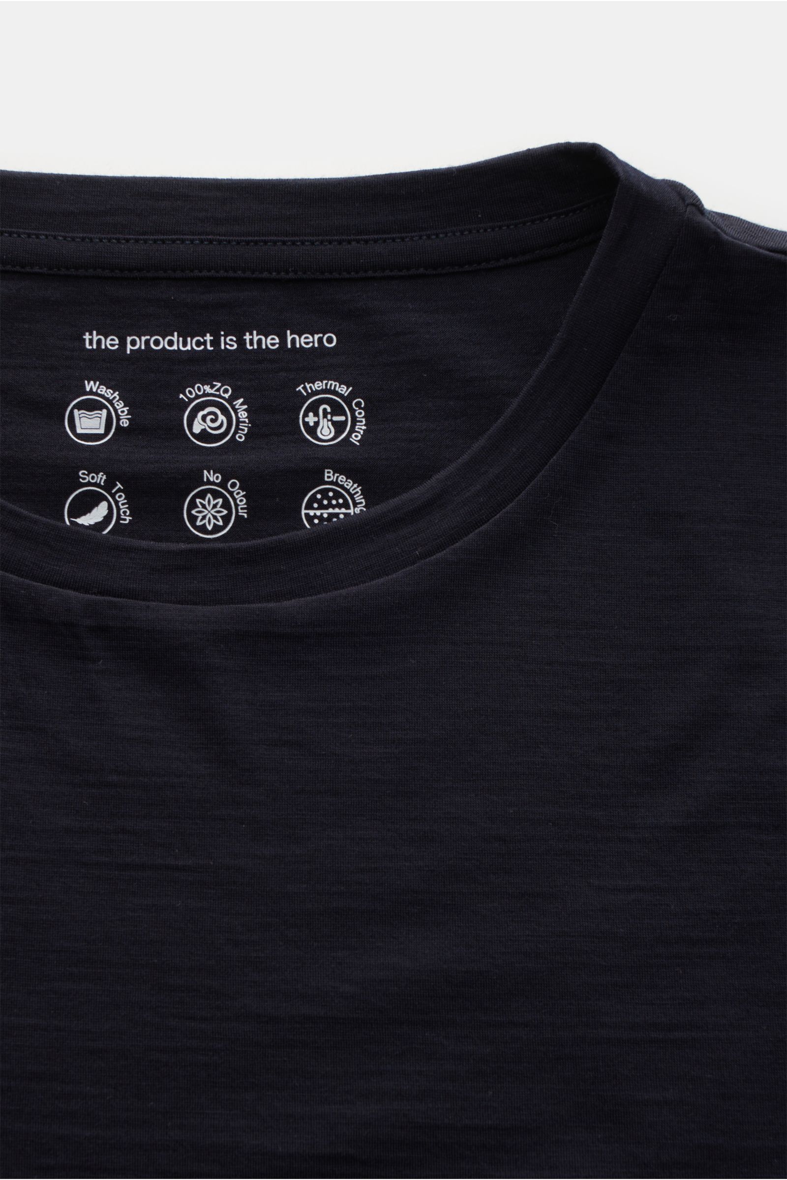 The Product is the Hero Merino T-Shirt 'Wool Tee' navy shown from a close-up top-front view highlighting the round neckline and inner label. THE PRODUCT IS THE HERO verleihen dem klassischen T-Shirt-Schnitt bei ihrem 'Wool Tee' mit einem Jersey aus rei
