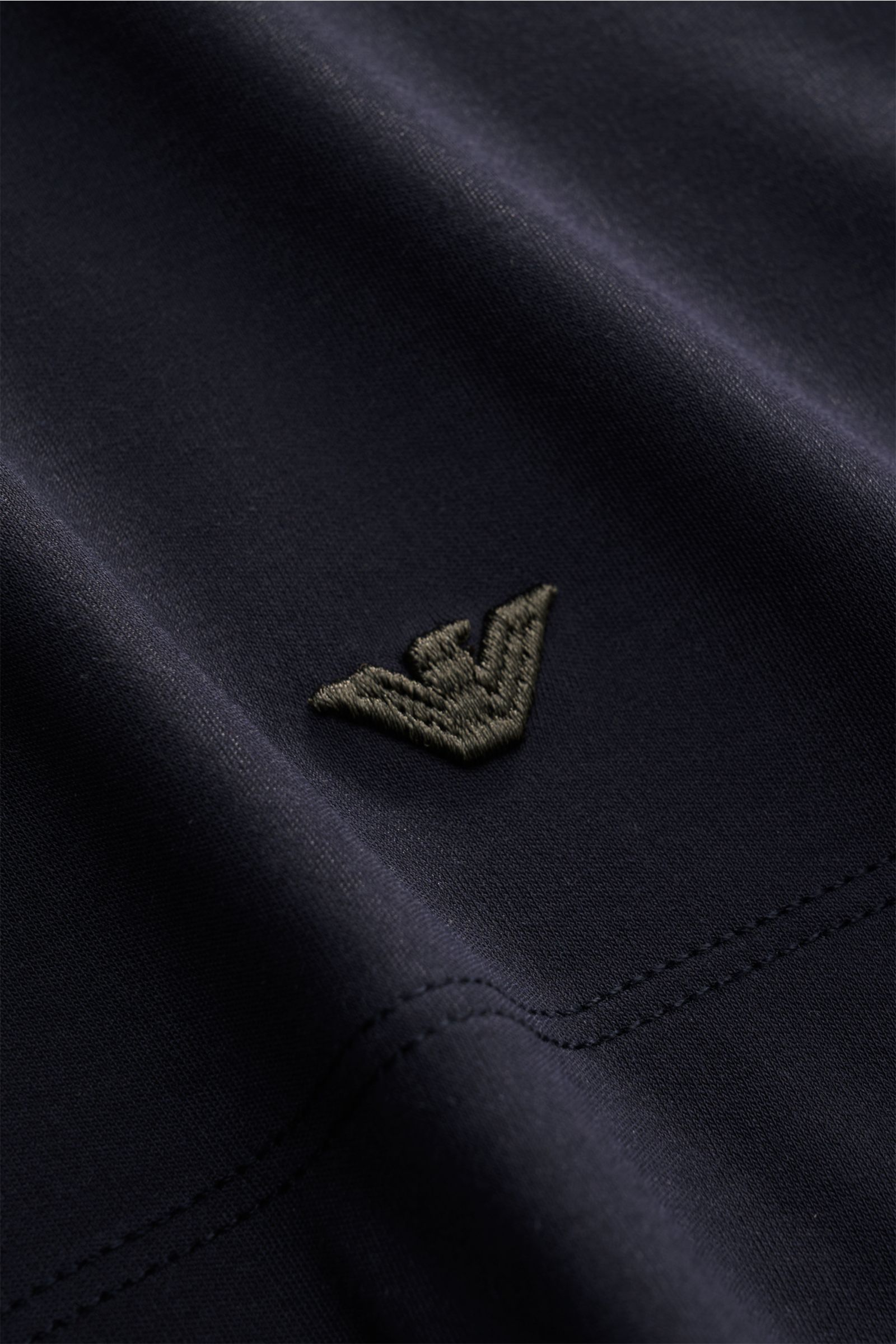 Emporio Armani T-Shirt navy/grau, Nahaufnahme von weichem Modal-Seide-Mix mit kontrastfarbenem Rundhalsausschnitt und Weblabel, sportives Essential.