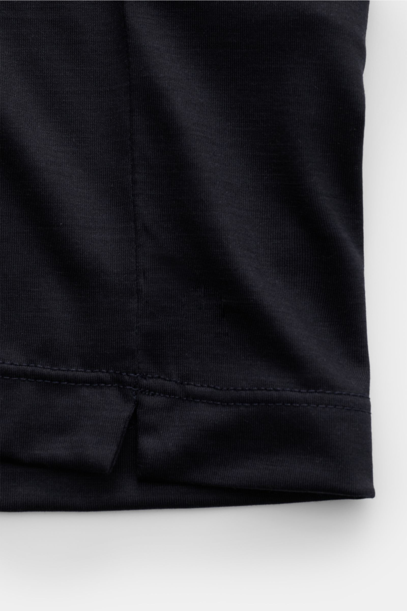 Close-up view of the hem of the Marco Pescarolo Rundhals-T-Shirt 'James' dark navy, showing short side slits and fine stitching. Für luxuriöse Woll-Verarbeitung steht MARCO PESCAROLO - so ist auch definitiv dieses T-Shirt ein edles Piece aus reiner, feins