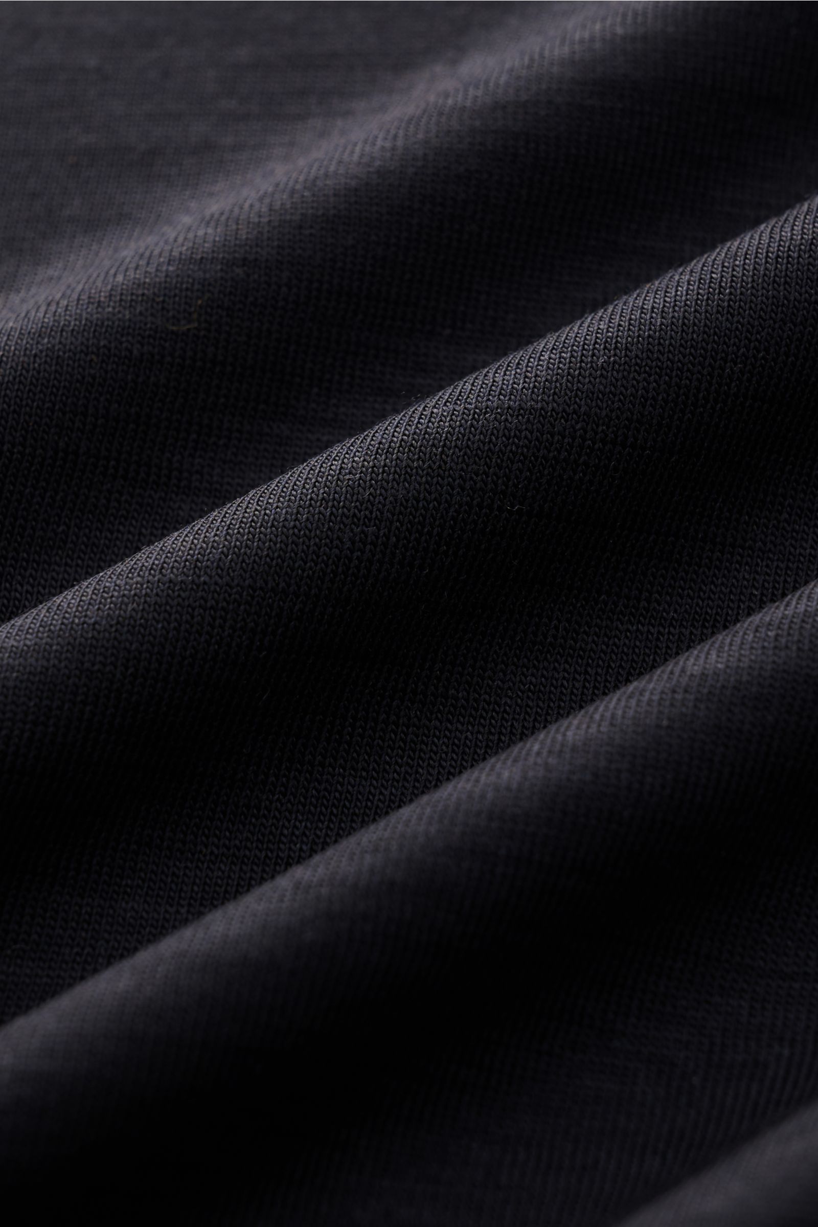 Close-up view of dark navy fabric texture showing fine wool jersey knit of Marco Pescarolo Rundhals-T-Shirt 'James' with smooth touch.

Description: Für luxuriöse Woll-Verarbeitung steht MARCO PESCAROLO - so ist auch definitiv dieses T-Shirt ein edles 