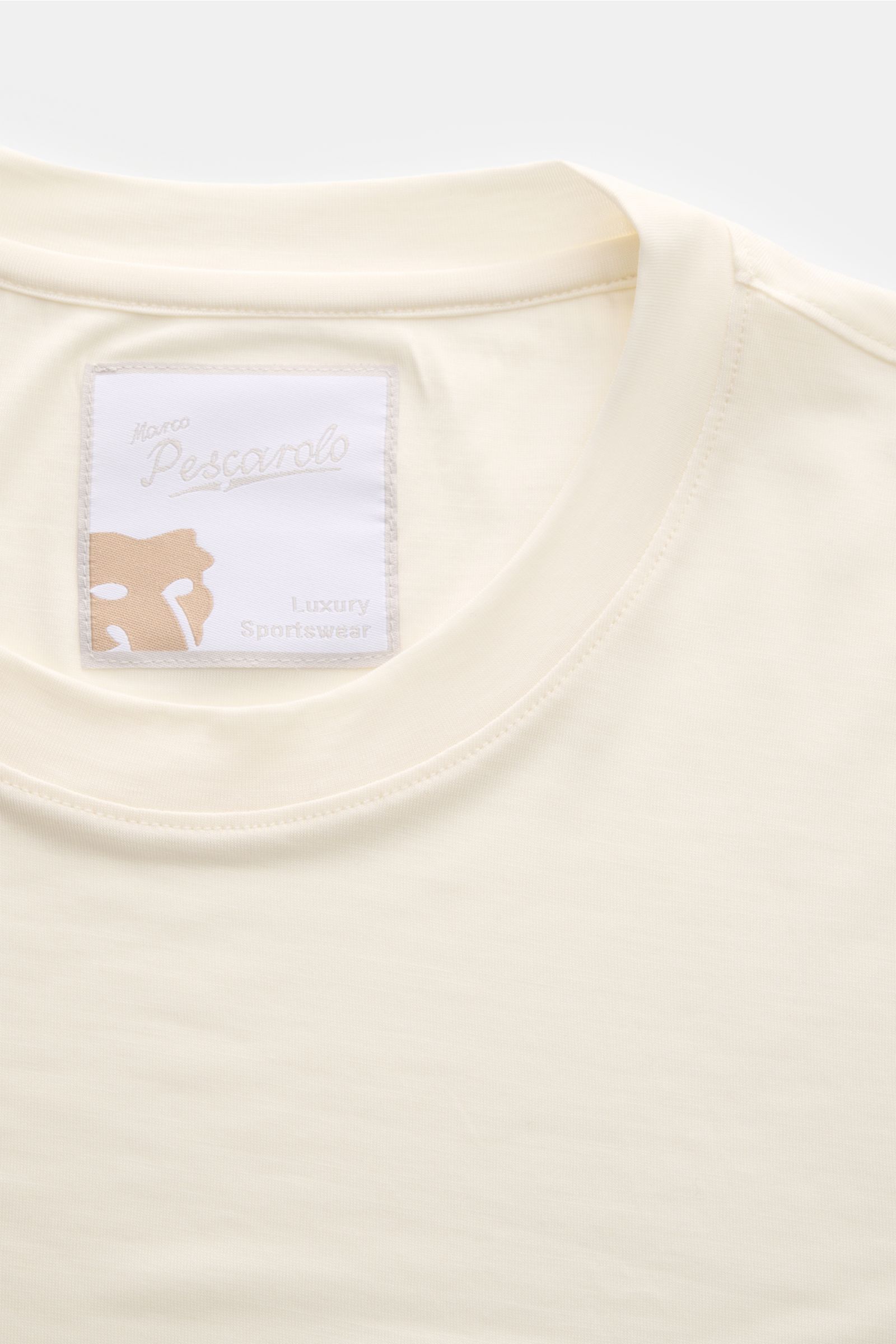 Close-up front view of the Marco Pescarolo Rundhals-T-Shirt 'James' creme, showing the round neckline and label. Für luxuriöse Woll-Verarbeitung steht MARCO PESCAROLO - so ist auch definitiv dieses T-Shirt ein edles Piece aus reiner, feinster Wolle, welch