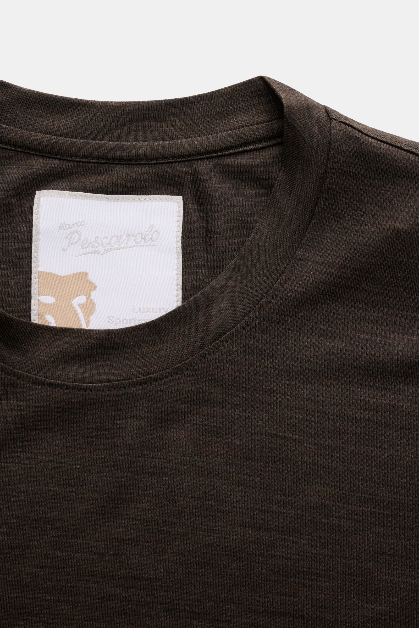 Marco Pescarolo Rundhals-T-Shirt 'James' dunkelbraun meliert shown from a close-up top-front view, made of pure wool jersey.

Für luxuriöse Woll-Verarbeitung steht MARCO PESCAROLO - so ist auch definitiv dieses T-Shirt ein edles Piece aus reiner, feinster