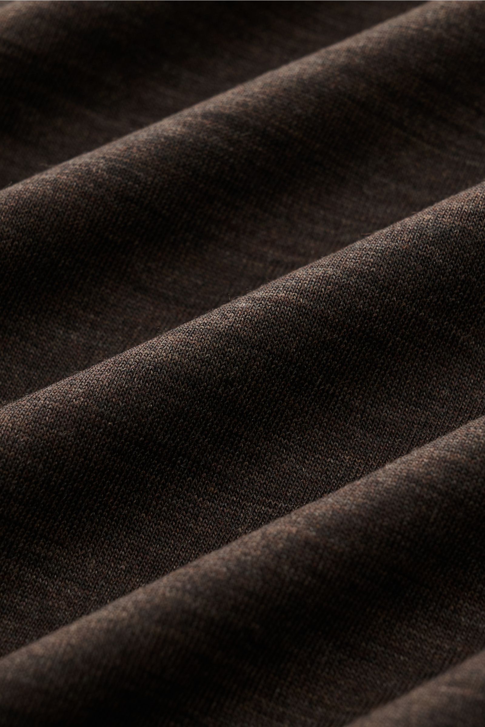 Close-up front view of the Marco Pescarolo Rundhals-T-Shirt 'James' dunkelbraun meliert showing fine wool jersey fabric with smooth texture and slight heathering.

Für luxuriöse Woll-Verarbeitung steht MARCO PESCAROLO - so ist auch definitiv dieses T-S