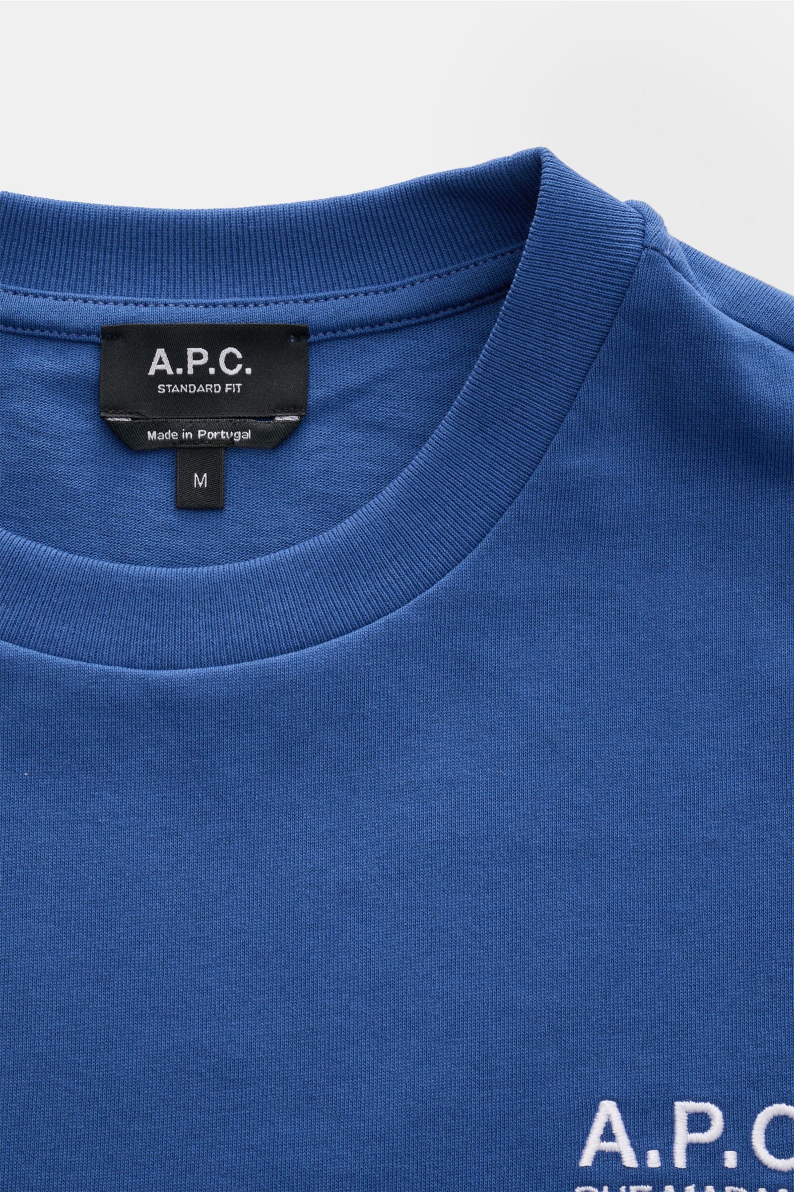 A.P.C. Rundhals-T-Shirt 'Standard Rue Madame' blau, Nahaufnahme von oben, weicher Baumwoll-Jersey, Regular Fit, Logo-Stickerei auf der Brust.