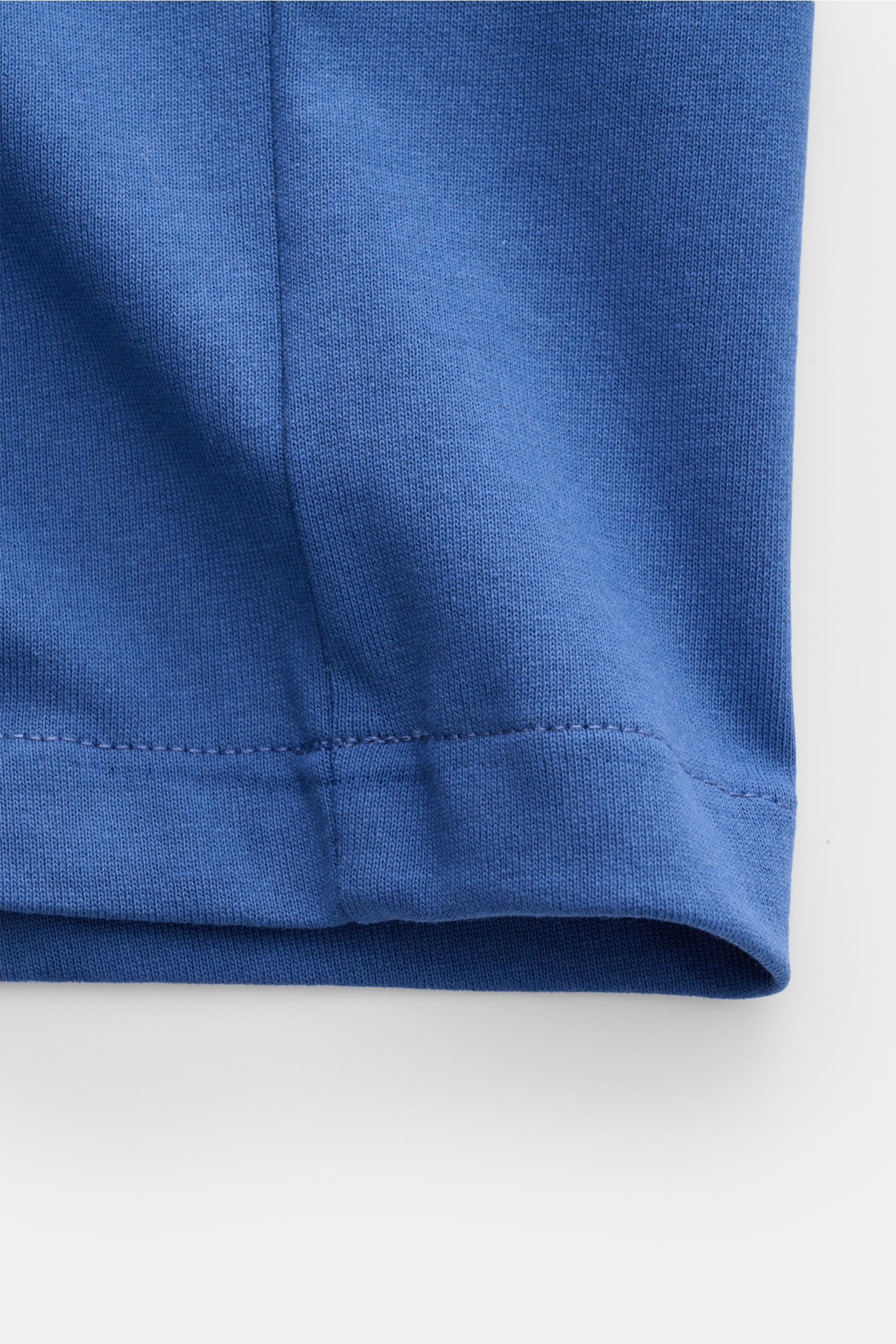 Ausschnitt des A.P.C. Rundhals-T-Shirts 'Standard Rue Madame' blau aus weichem Baumwoll-Jersey, Detail der Saumnaht, Regular Fit, Logo-Stitching.