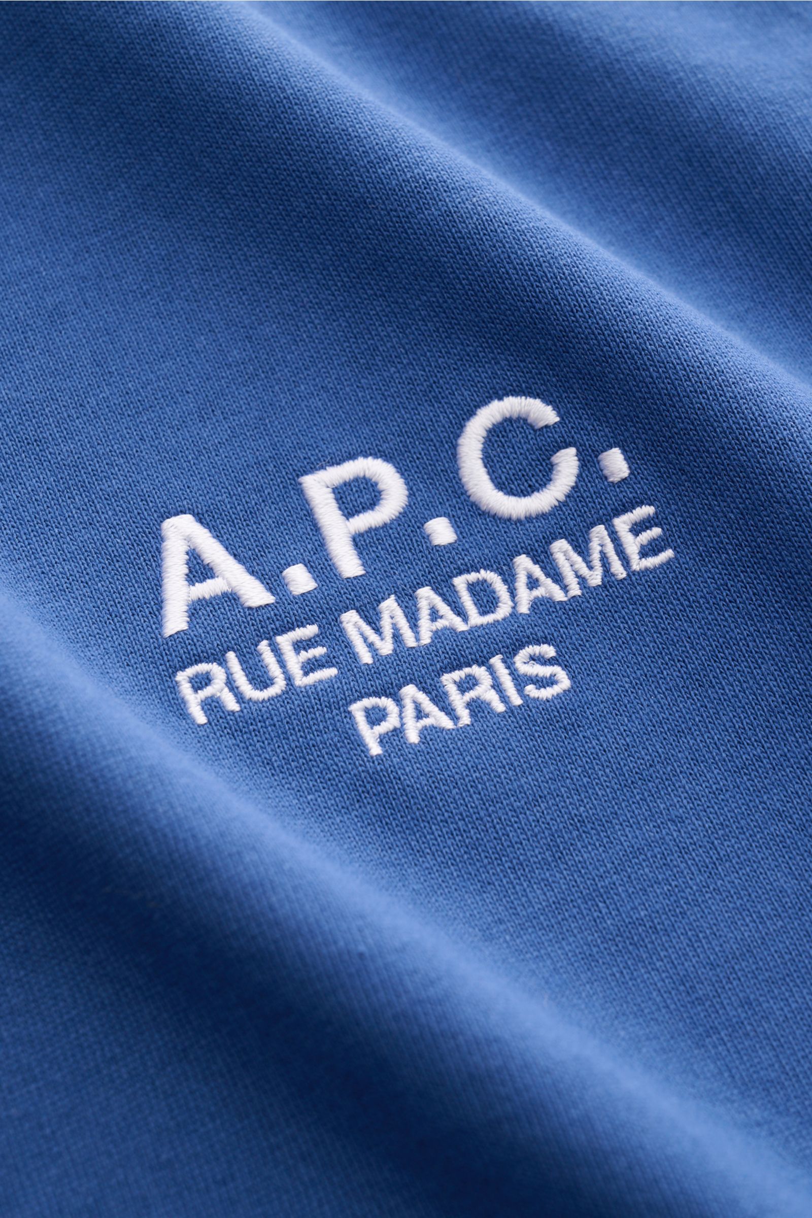 A.P.C. Rundhals-T-Shirt 'Standard Rue Madame' blau, Detailfoto von Logo-Stickerei auf weichem Baumwoll-Jersey mit feiner Struktur.
