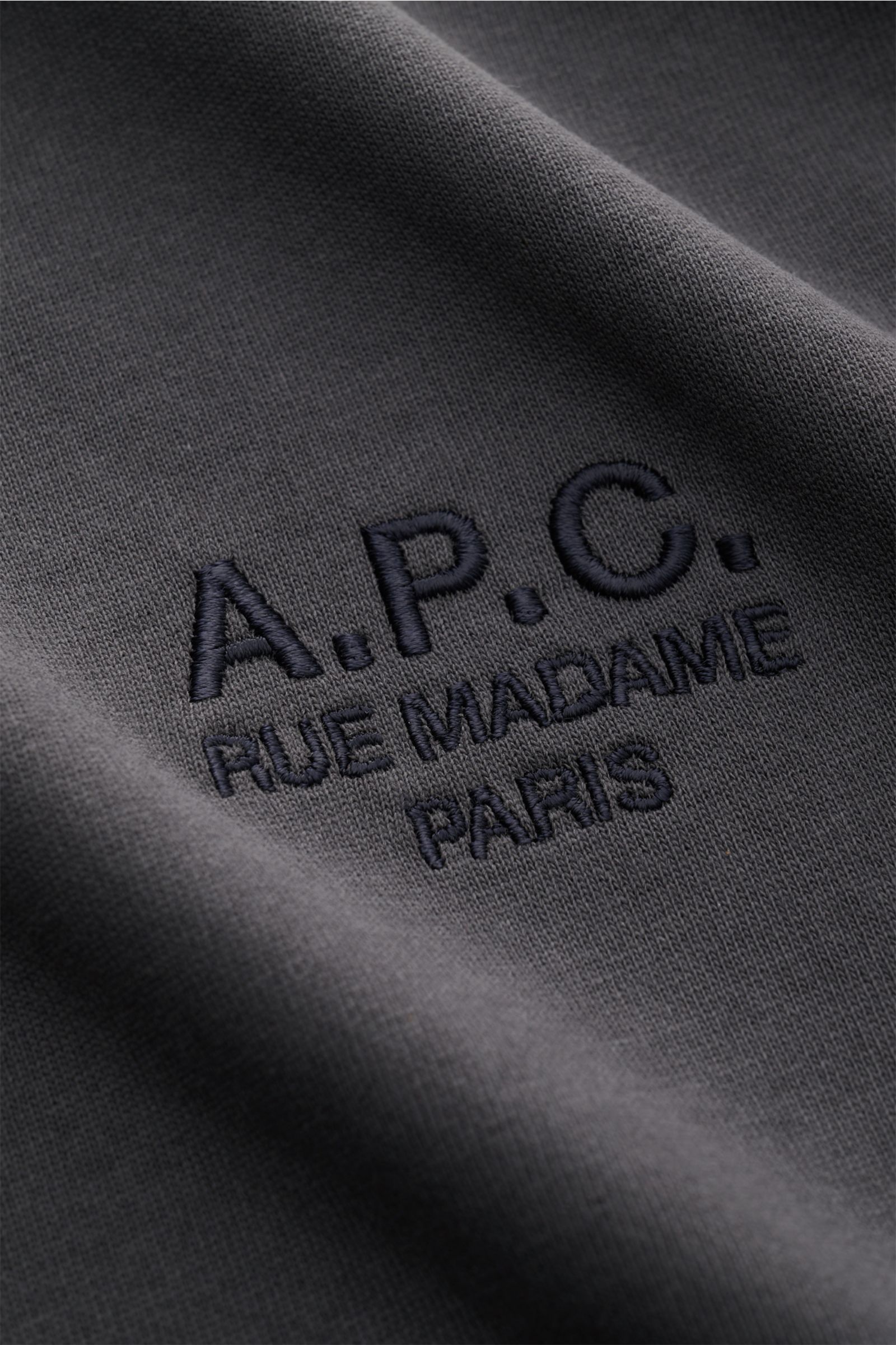 Close-up front view of A.P.C. Crew neck T-shirt 'Standard Rue Madame' dark grey showing detailed cotton jersey fabric and logo embroidery.

Clean, cool, A.P.C. – the T-shirt 'Standard Rue Madame' is the epitome of French understatement. In soft cotton 