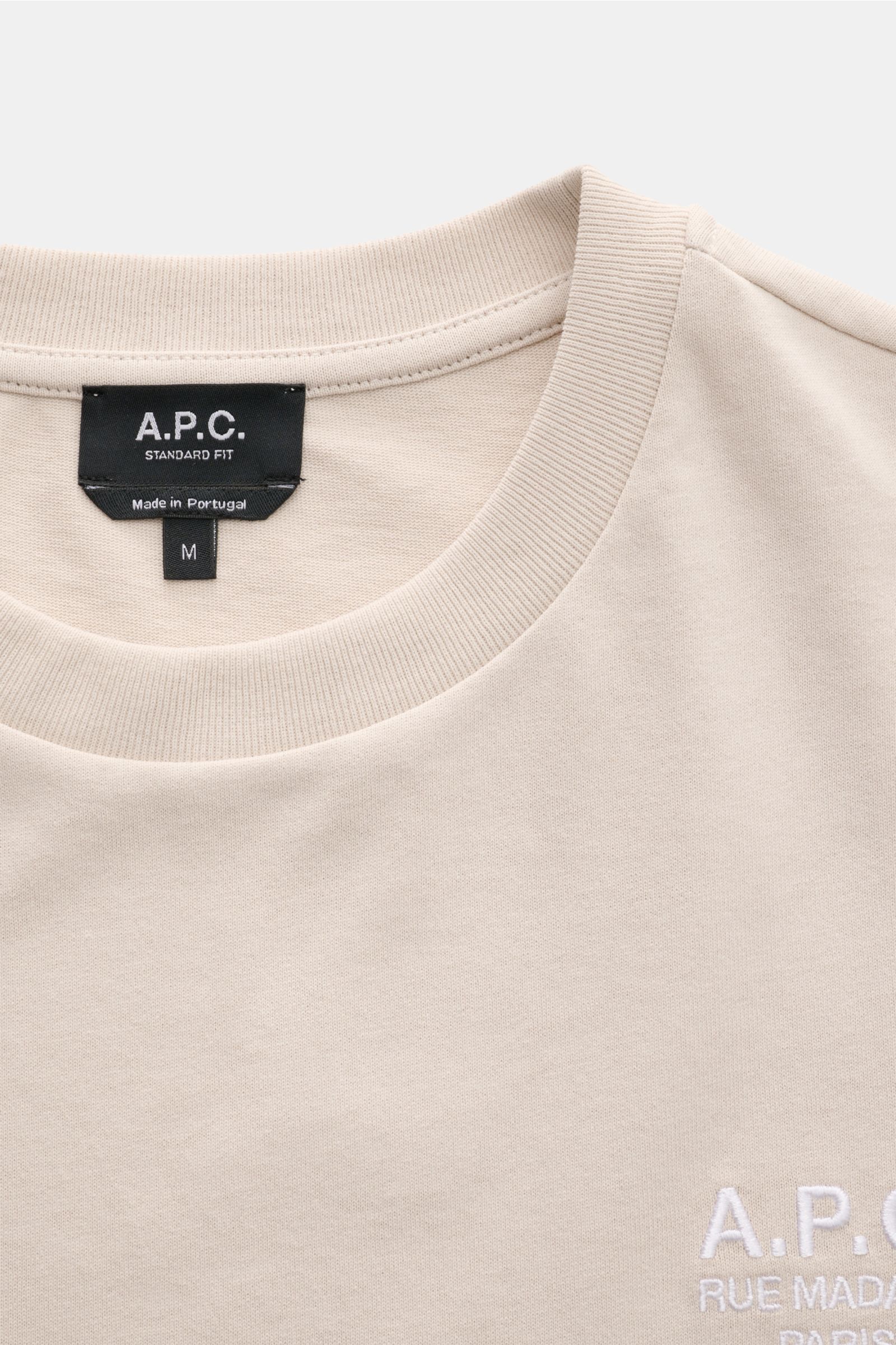 Close-up front view of the A.P.C. Crew neck T-shirt 'Standard Rue Madame' beige, showing the crew neck, label, and logo embroidery.

Clean, cool, A.P.C. – the T-shirt 'Standard Rue Madame' is the epitome of French understatement. In soft cotton jersey 