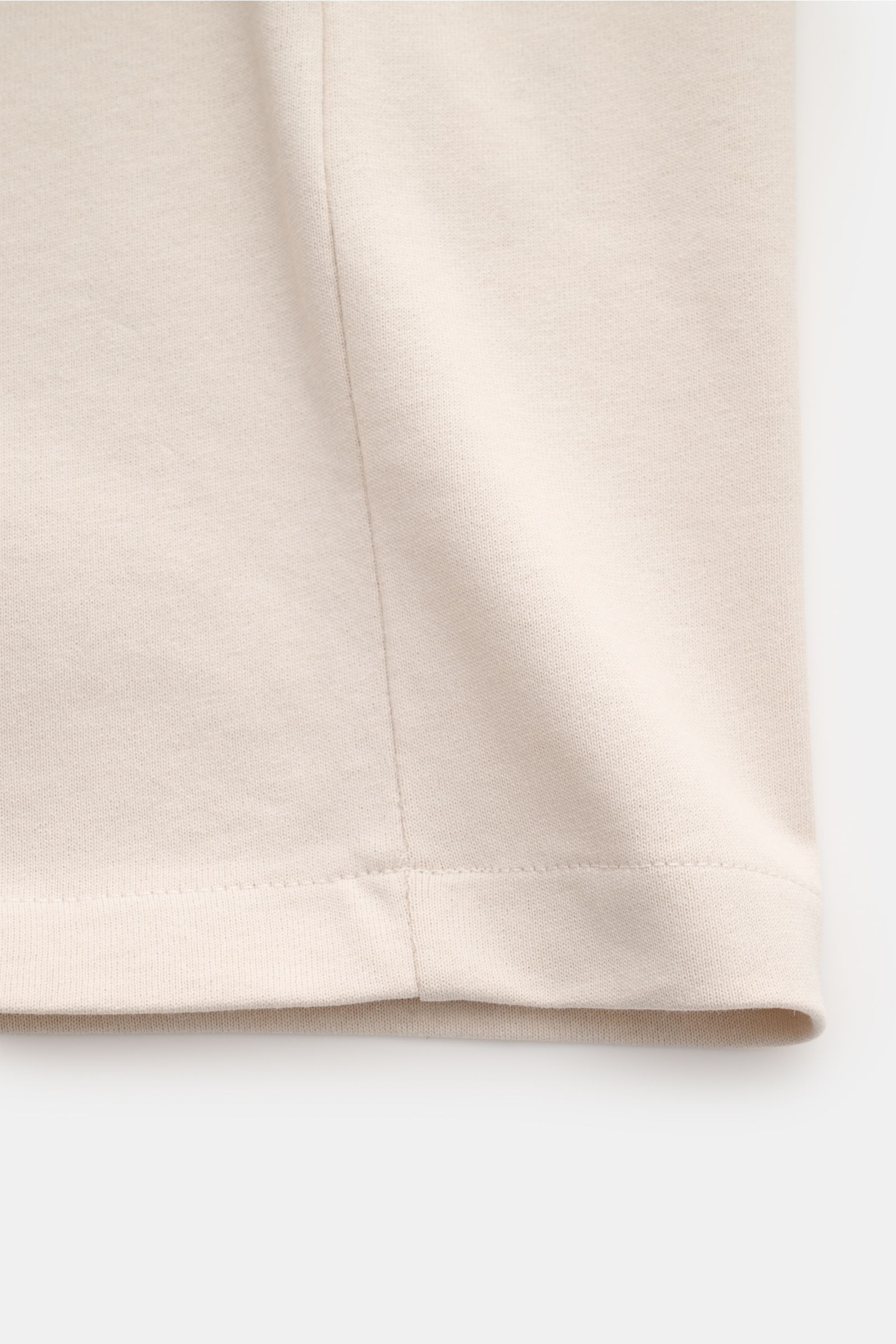 Close-up side view of the hem of the A.P.C. Crew neck T-shirt 'Standard Rue Madame' beige, showing soft cotton jersey fabric and neat stitching.

Clean, cool, A.P.C. – the T-shirt 'Standard Rue Madame' is the epitome of French understatement. In soft c