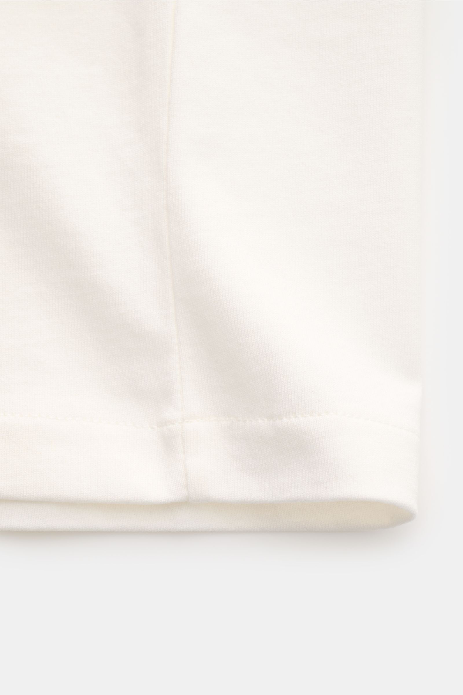Close-up bottom hem of the off-white A.P.C. Crew neck T-shirt 'Standard Rue Madame' photographed from the front.

Clean, cool, A.P.C. – the T-shirt 'Standard Rue Madame' is the epitome of French understatement. In soft cotton jersey with contrasting lo