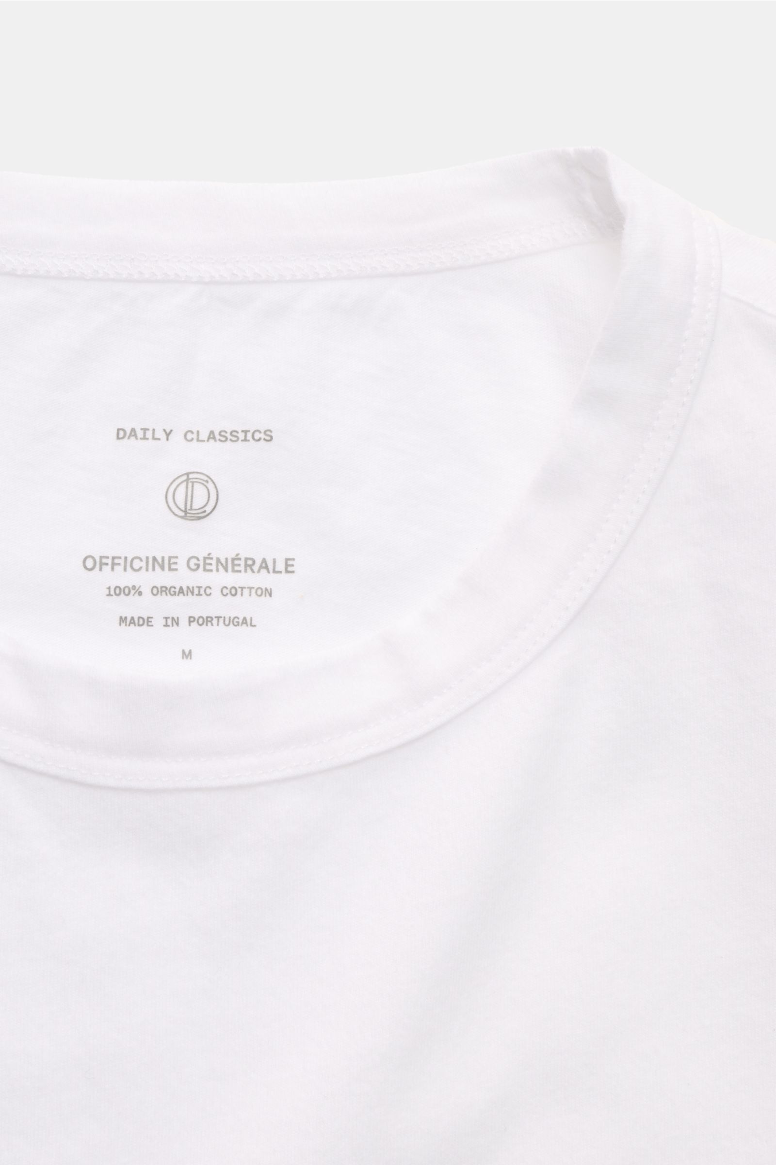 Officine Générale Rundhals-T-Shirt 'Cneck Tee' weiß, Slim Fit, aus weichem Bio-Baumwoll-Jersey, Nahaufnahme von oben auf Rundhalsausschnitt.