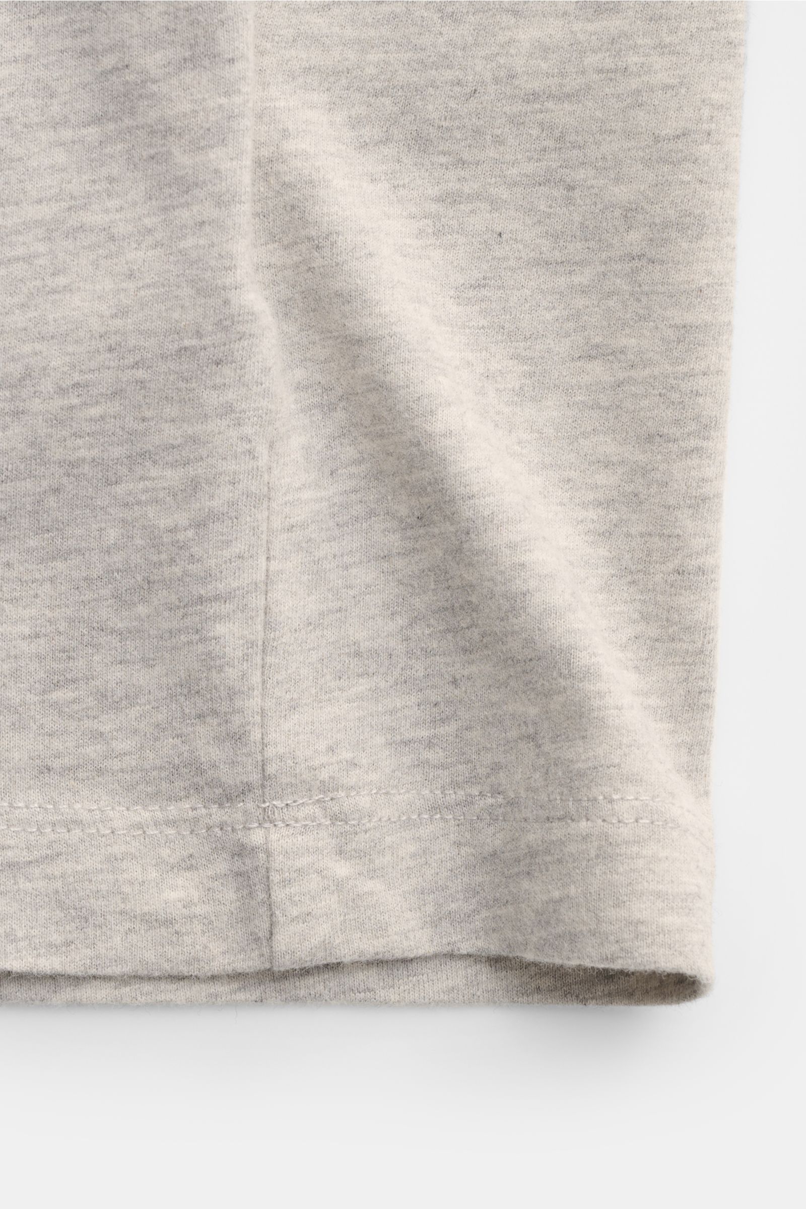 Officine Générale Rundhals-T-Shirt 'Cneck Tee' hellgrau meliert, Detailaufnahme Saum und Naht, Jersey aus reiner Bio-Baumwolle, sehr weicher Griff, Slim Fit, Rundhalsausschnitt.