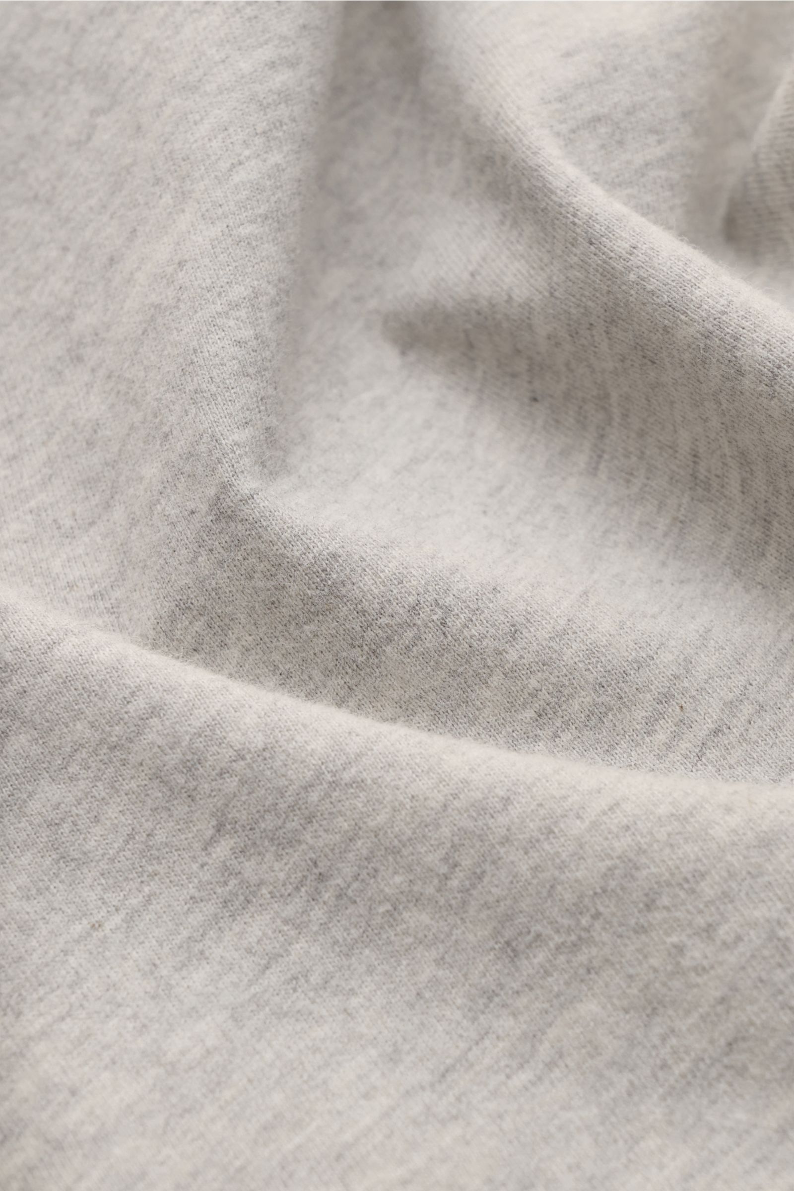 Officine Générale Rundhals-T-Shirt 'Cneck Tee' hellgrau meliert aus weicher Bio-Baumwolle, Slim Fit, Jersey, Nahaufnahme der Textur.