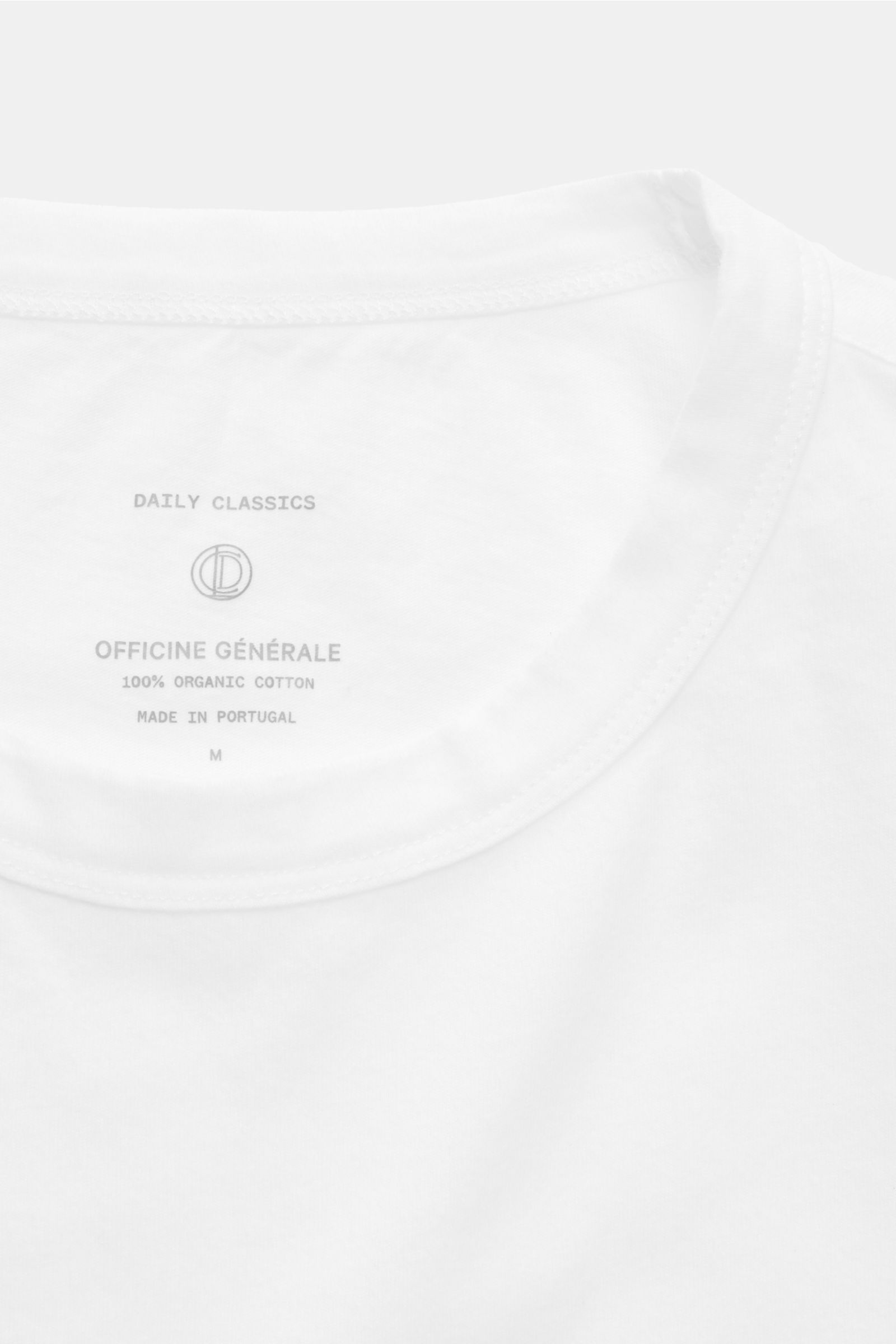 Officine Générale Rundhals-T-Shirt 3er-Set weiß, Slim Fit, aus weichem Jersey reiner Bio-Baumwolle, Front nah, Rundhalsausschnitt sichtbar.