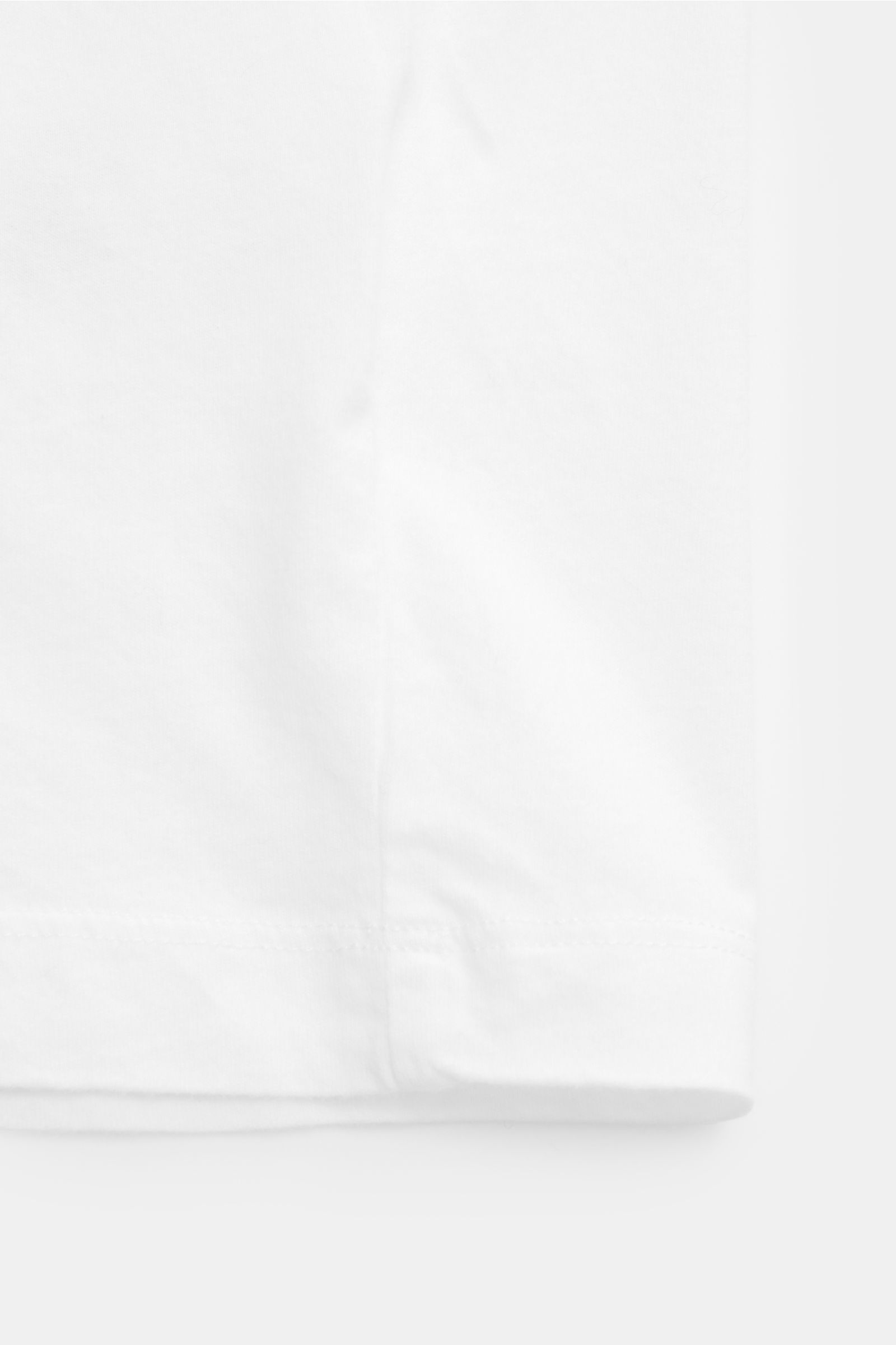 Officine Générale Rundhals-T-Shirt 3er-Set weiß, Detailaufnahme des Saums, Jersey aus reiner Bio-Baumwolle, sehr weicher Griff, Slim Fit, Rundhalsausschnitt.