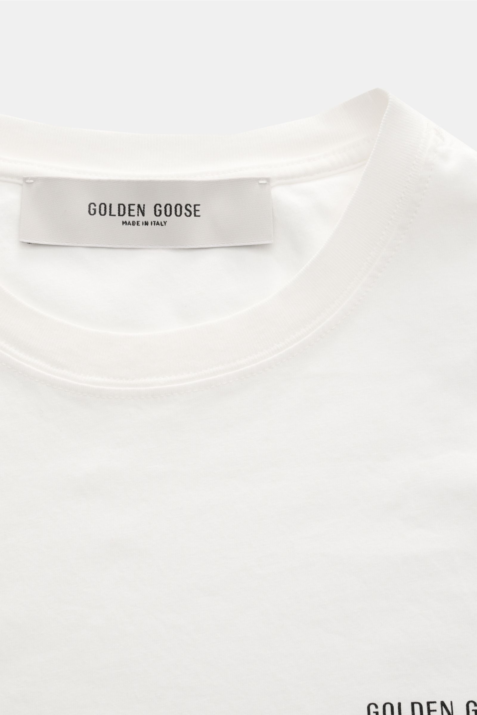 Golden Goose Rundhals-T-Shirt offwhite aus weichem Baumwoll-Jersey, Front mit Logo-Print, Nahaufnahme von oben fotografiert.